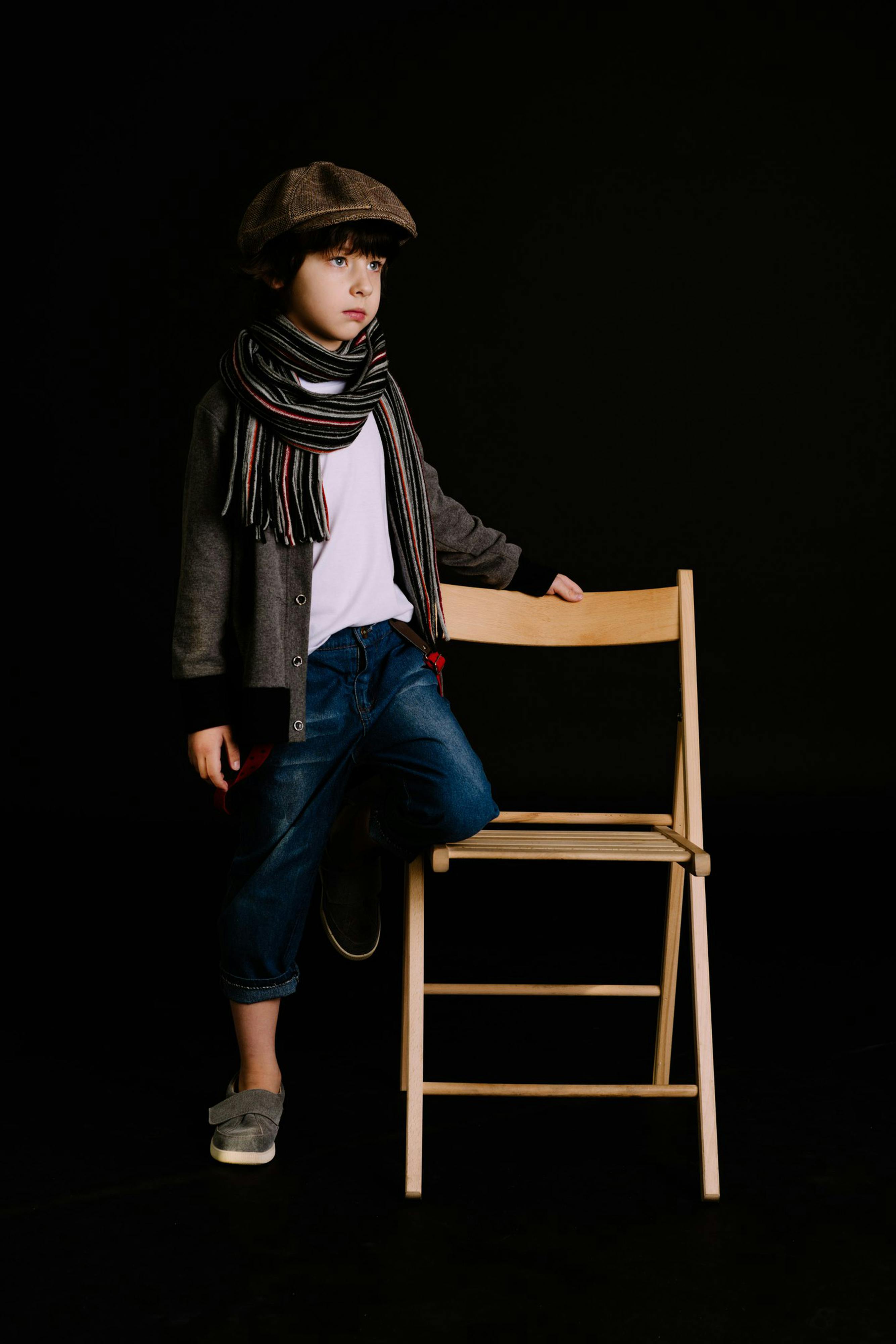 Boy wearing a knitted scarf | Source: Pexels