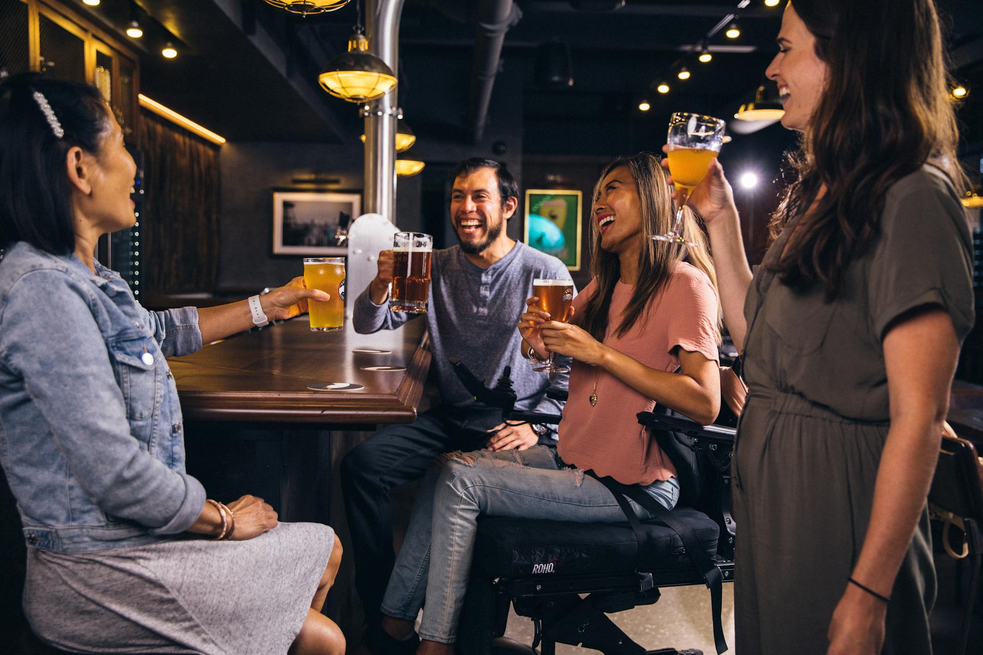 Friends in a bar | Source: Pexels