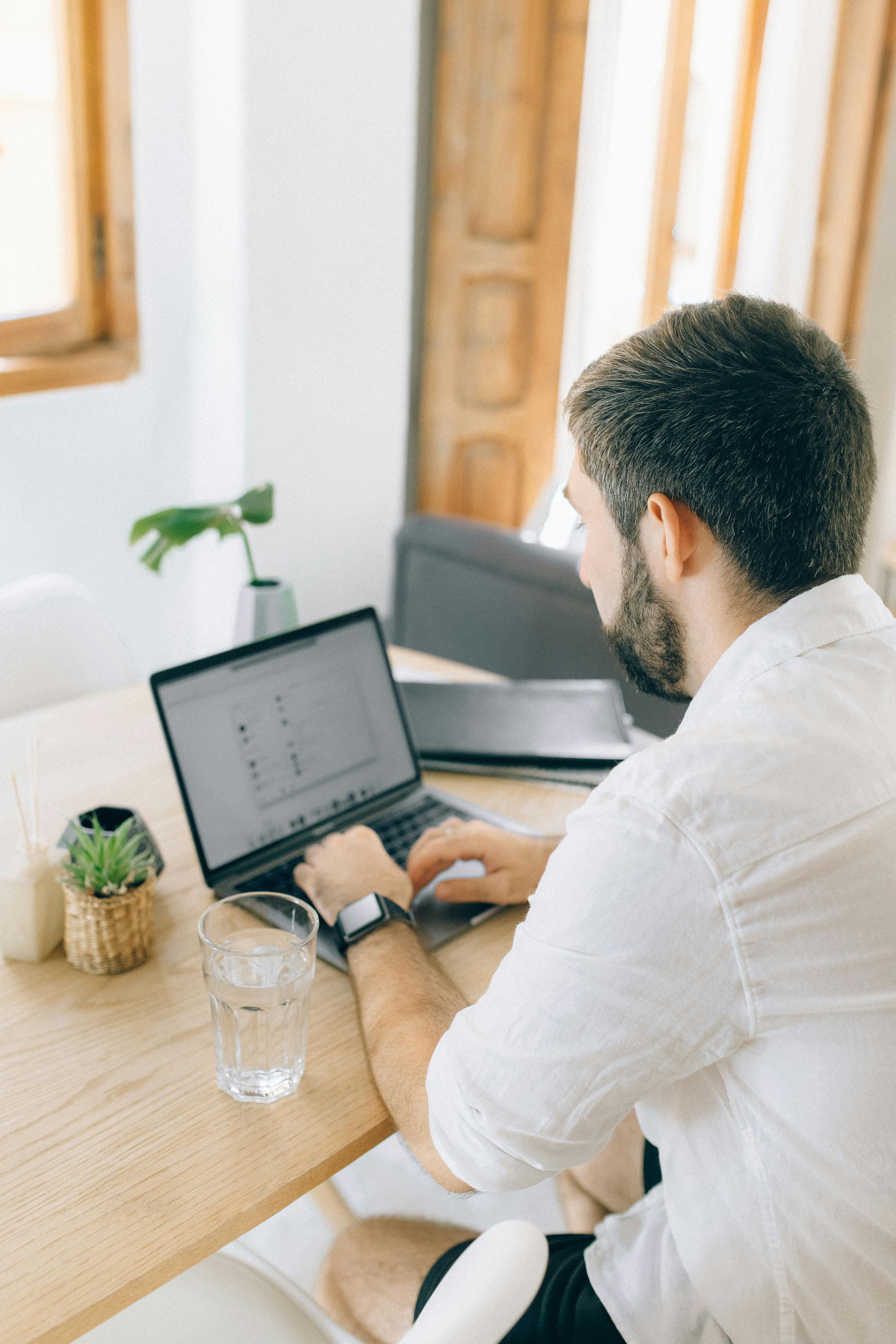 A man doing research on a laptop | Source: Pexels