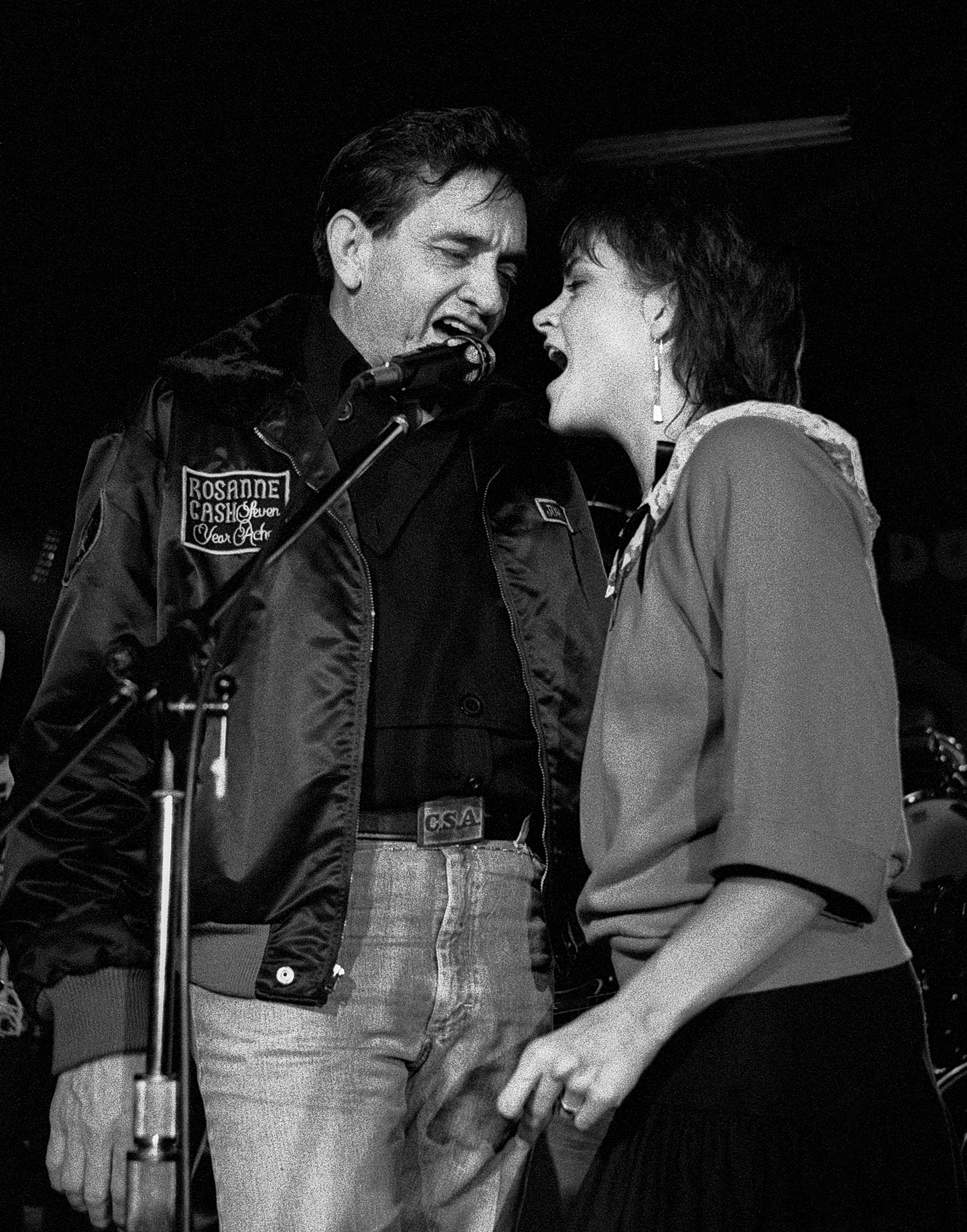 Rosanne Cash and Johnny Cash preforming together at The MoonShadow Saloon in Atlanta, on October 19, 1982 | Source: Getty Images
