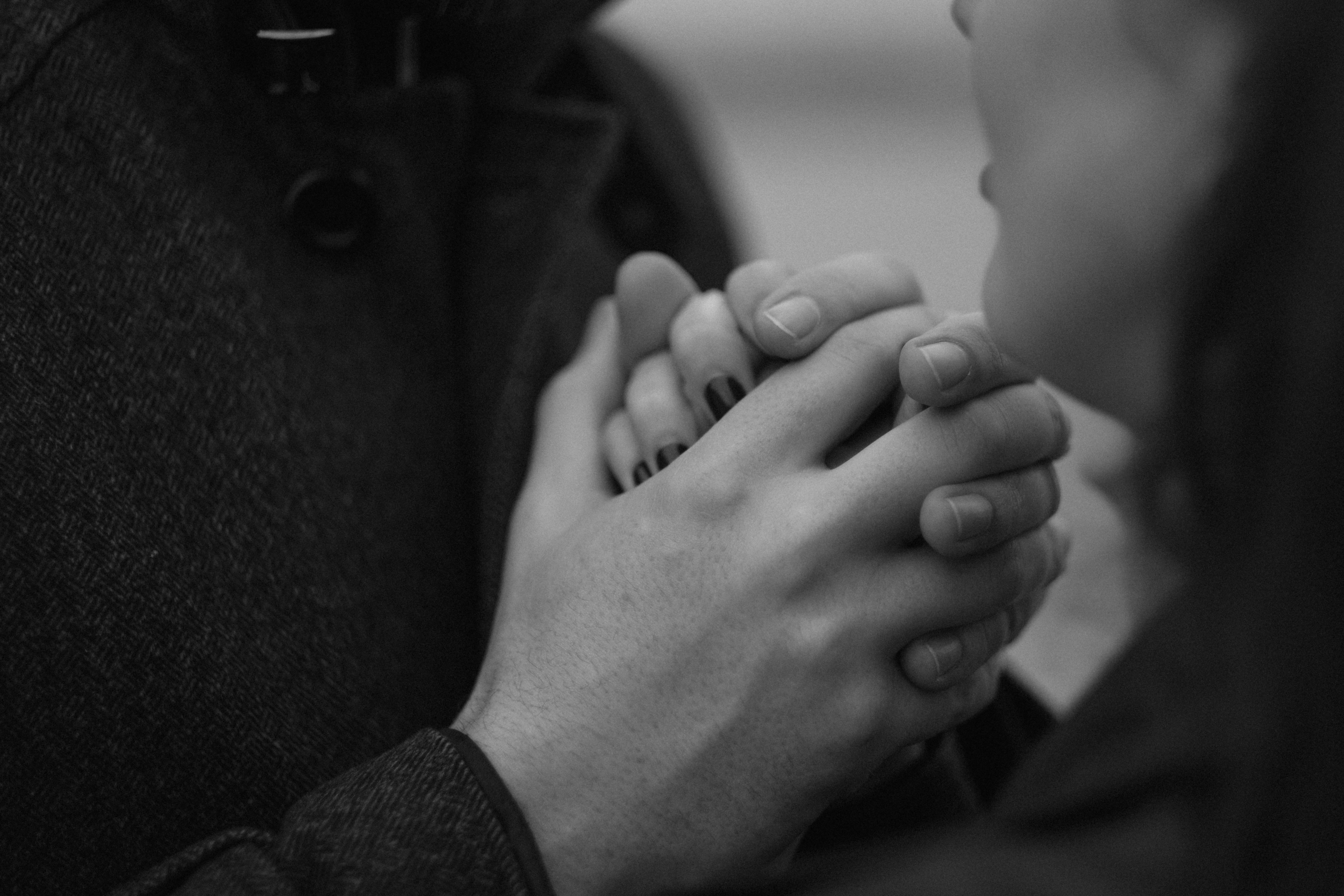 Couple holding hands | Source: Pexels