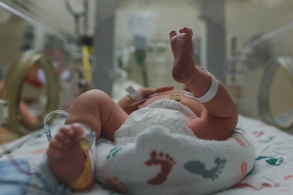 Bebé prematuro en una incubadora de terapia intensiva. | Foto: Shutterstock.