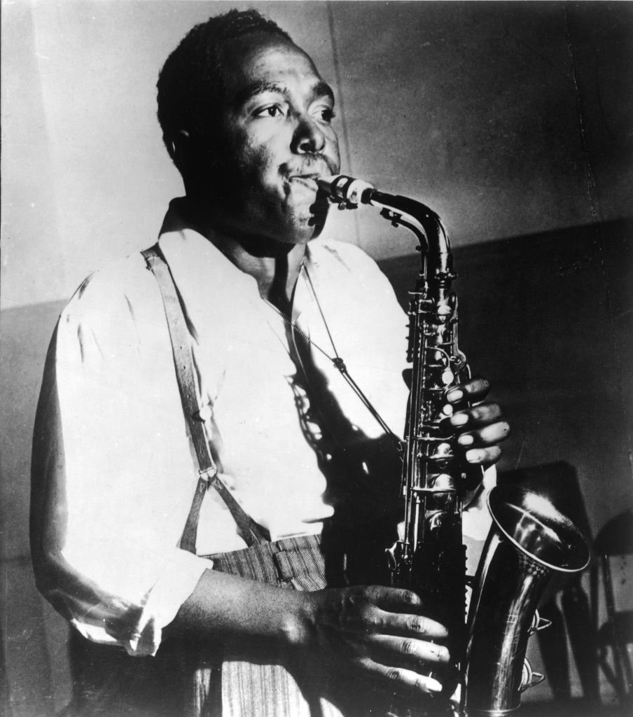 American jazz saxophonist Charlie Parker performs on stage, circa 1940. | Photo: Getty Images