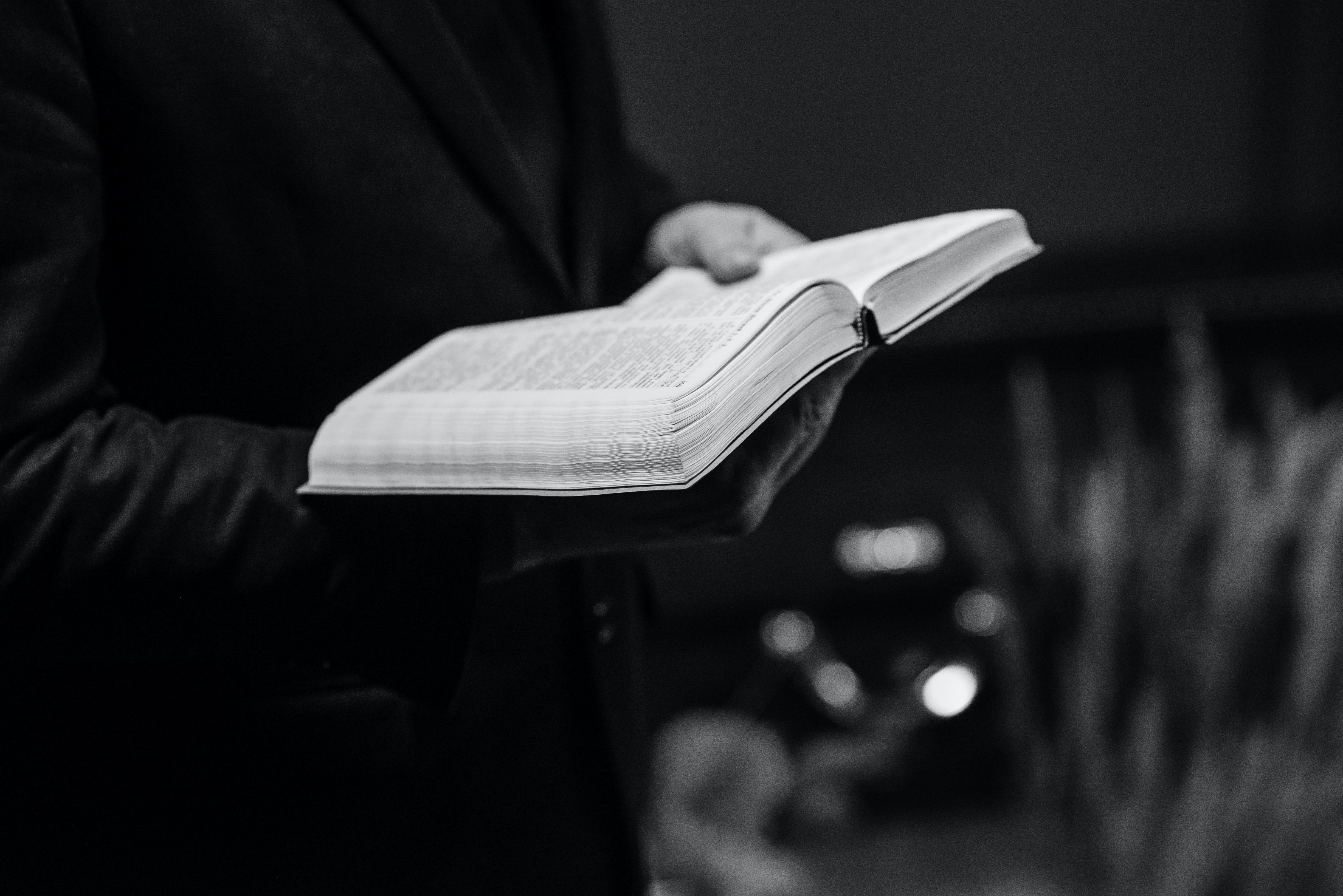 Hombre con una Biblia en las manos. | Foto: Pexels