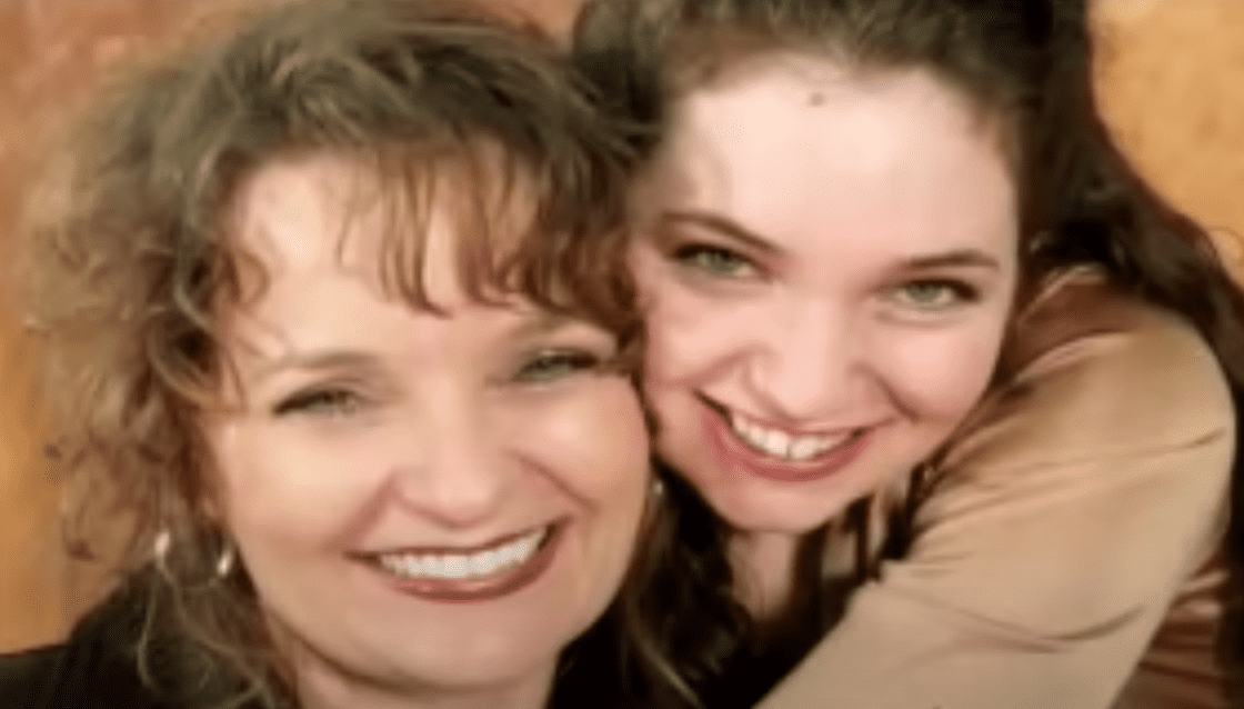 Brittany Bakenhaster und ihre Mutter sind beide glücklich und von ihrer Epilepsie geheilt. | Quelle: Youtube.com/CBN - The Christian Broadcasting Network