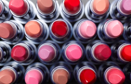 Des rouges à lèvres en vue de dessus. | Photo : Getty Images