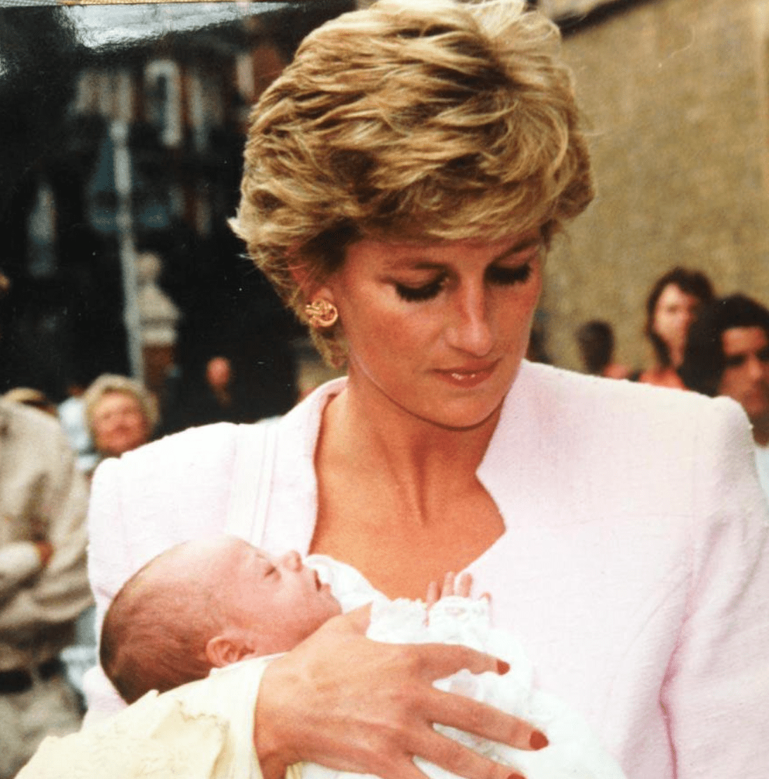 La princesse Diana tenant Domenica pendant son baptême en 1995. | Source : Twitter/MoncktonR