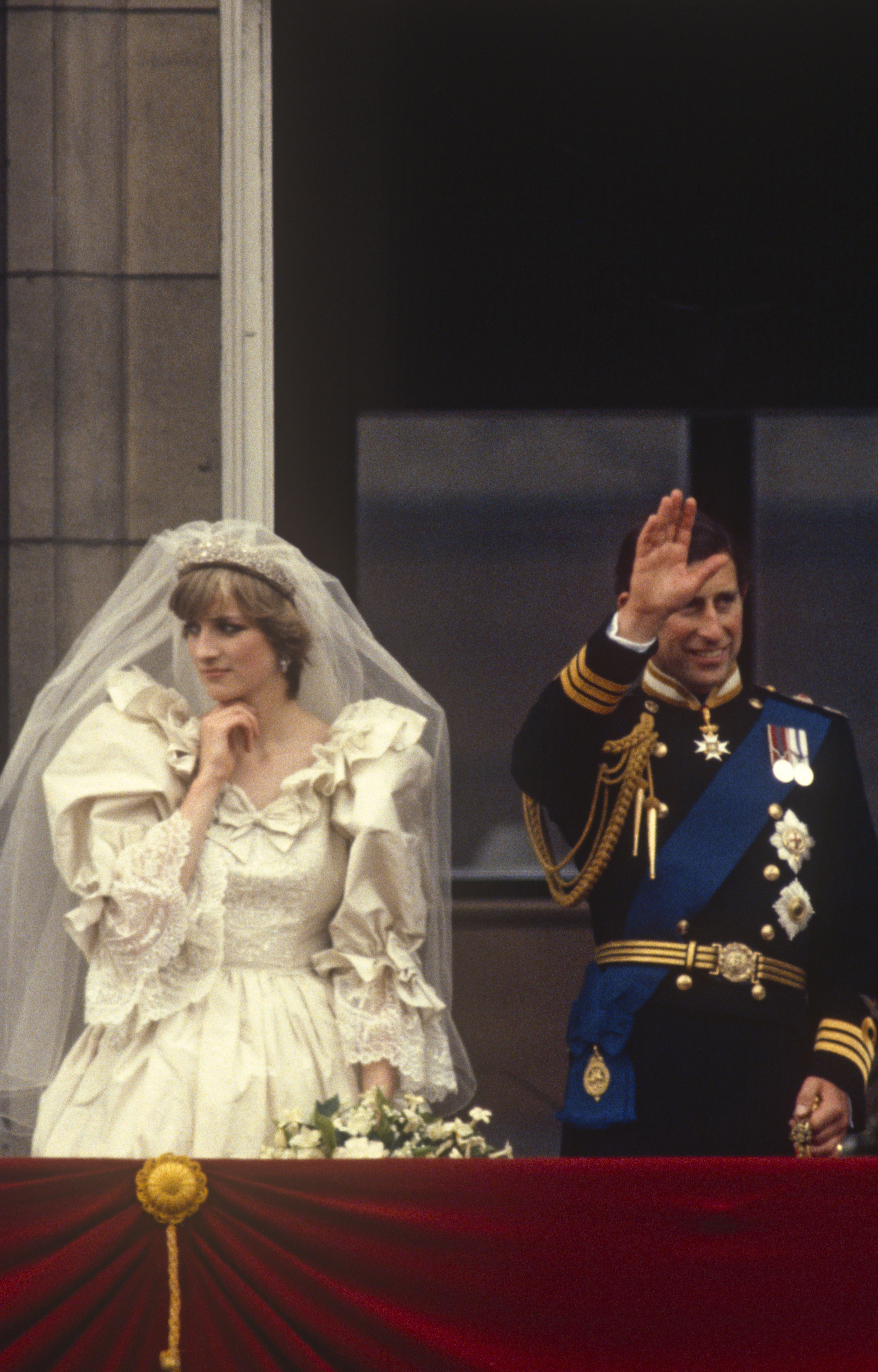 King Charles IIII and Princess Diana stand on the balcony of Buckingham Palace after their wedding ceremony at St. Paul's Cathedral in London, England, on July 29, 1981 | Source: Getty Images