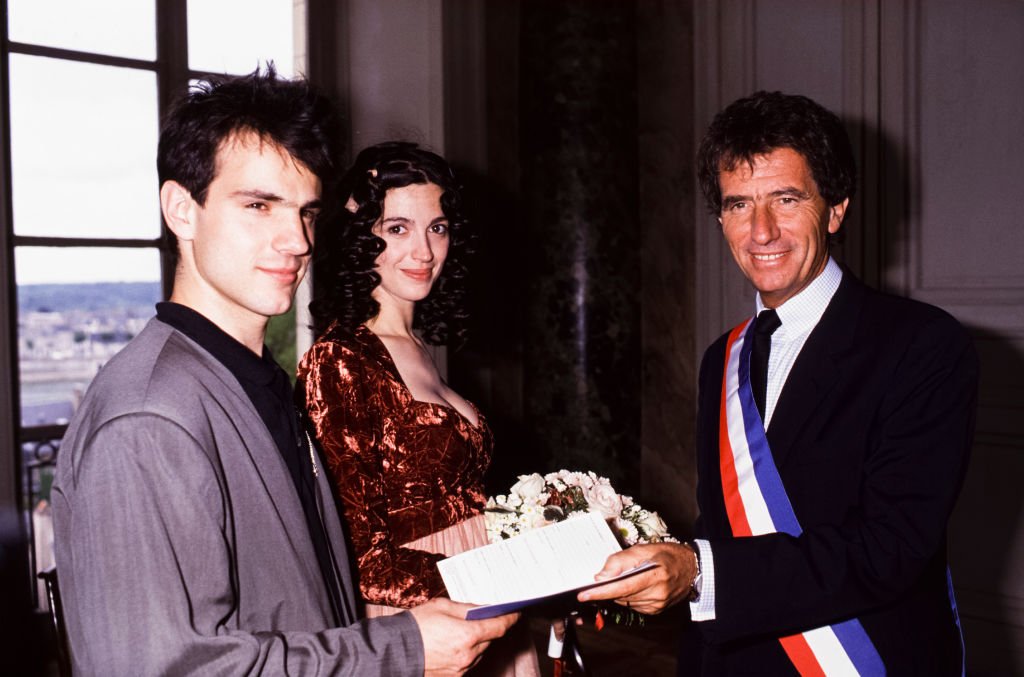 Zabou et Fabien Chalon célébré par le maire de Blois Jack Lang le 3 juillet 1989, France. | Photo : Getty Images