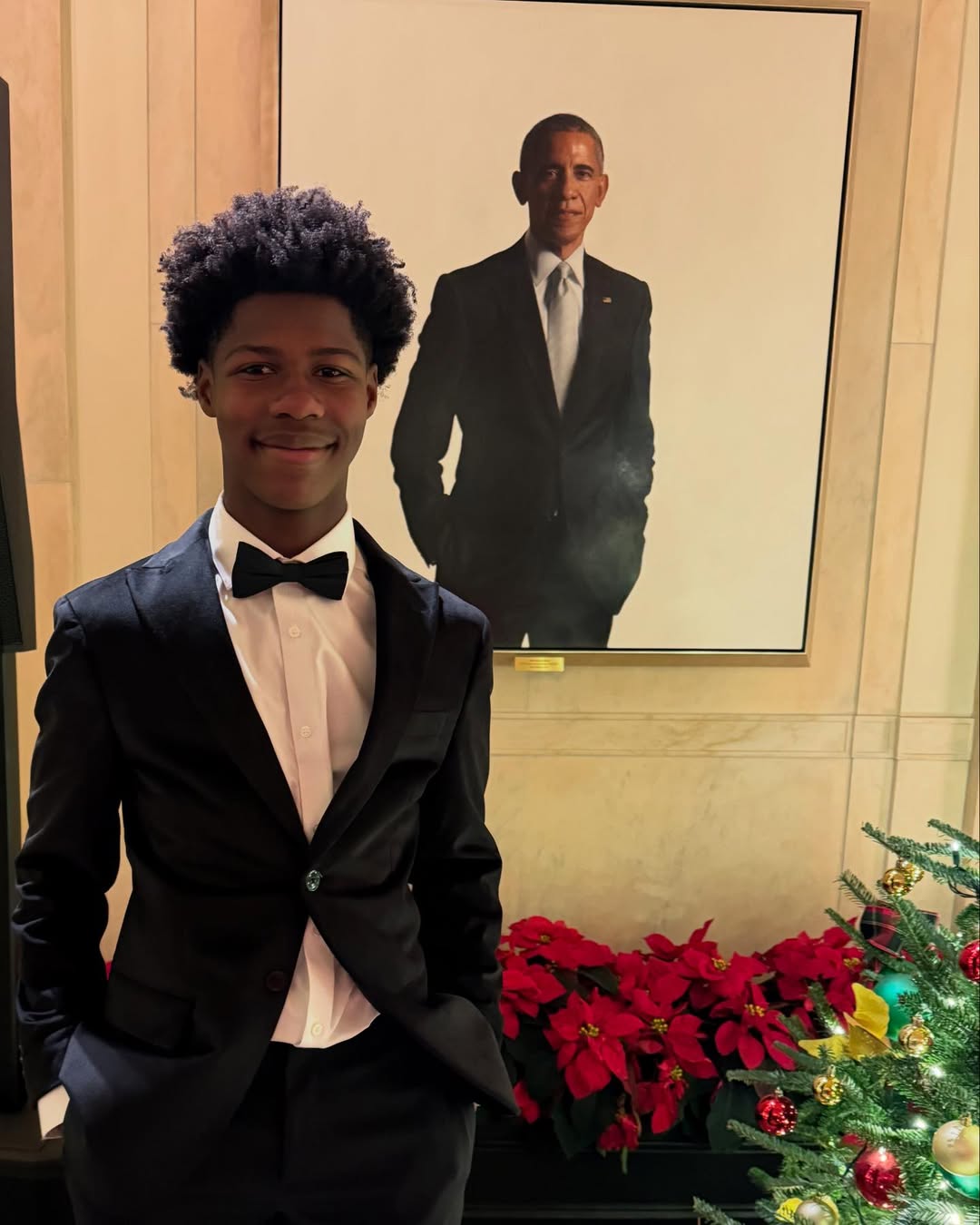 Kaylin Ojeh takes a photo infront of a portrait of former President Barack Obama, from a post dated December 15, 2024. | Source: Instagram/sheinelle_o