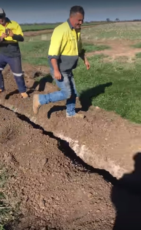 Un ouvrier de construction traversant le fossé pour aider à sauver le pauvre kangourou qui y a été piégé. | YouTube/ViralHog