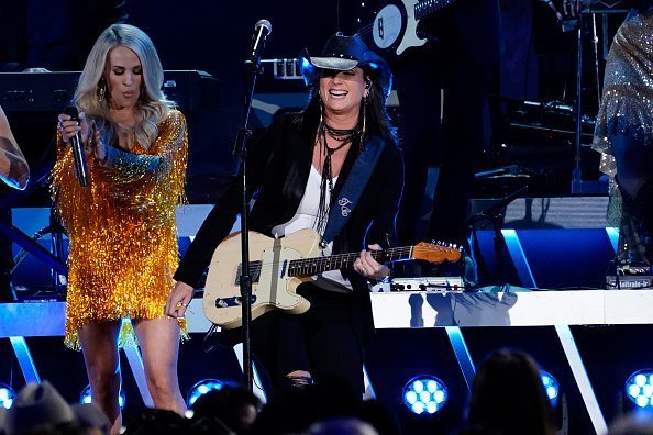 Carrie Underwood and Terry Clark perform onstage at the 53rd annual CMA Awards at the Bridgestone Arena on November 13, 2019 in Nashville, Tennessee. | Photo; Getty Images