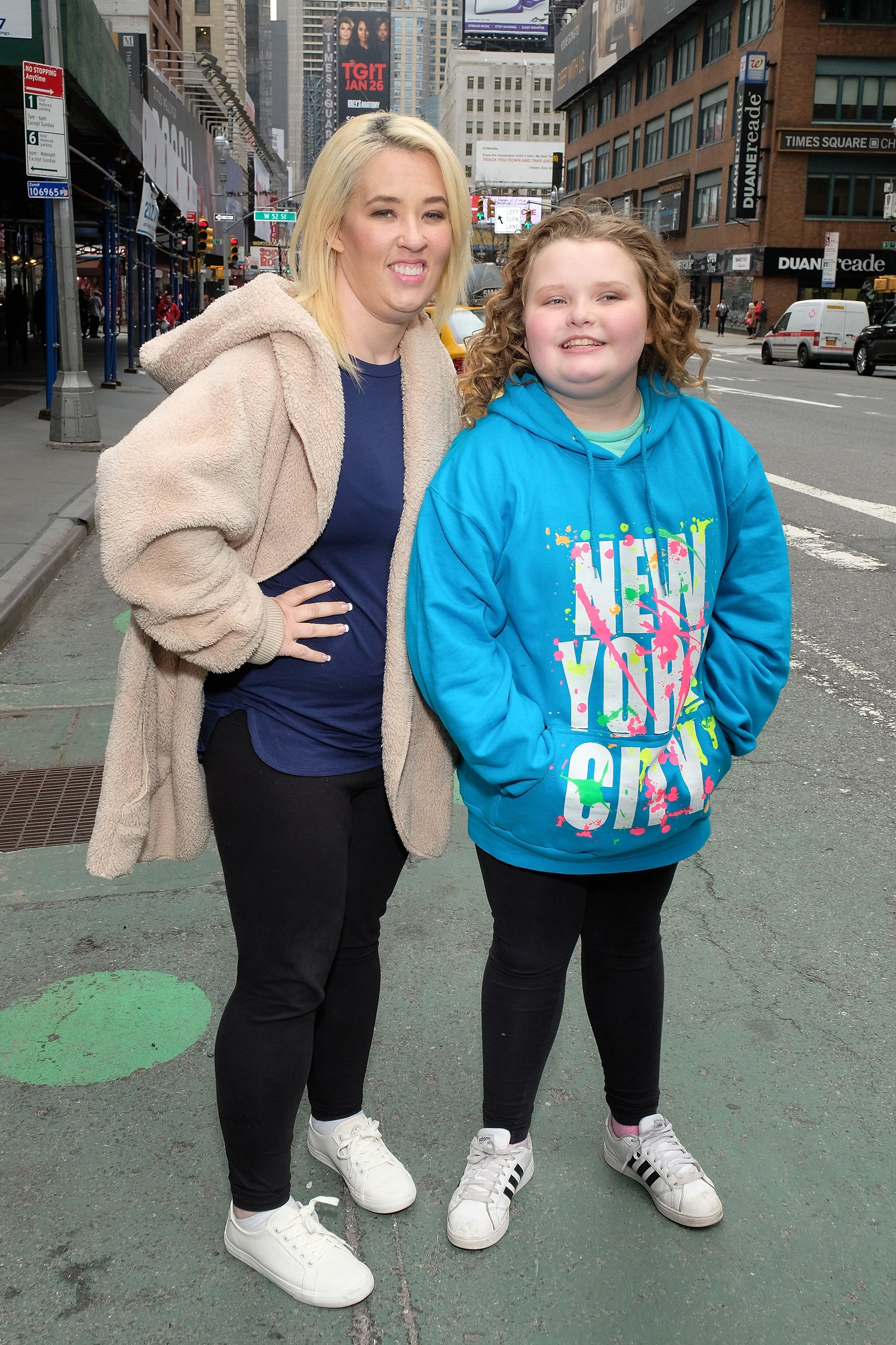 Mama June (L) and daughter, Honey Boo Boo, visit "Extra" on April 5, 2017 in New York City. | Source: Getty Images