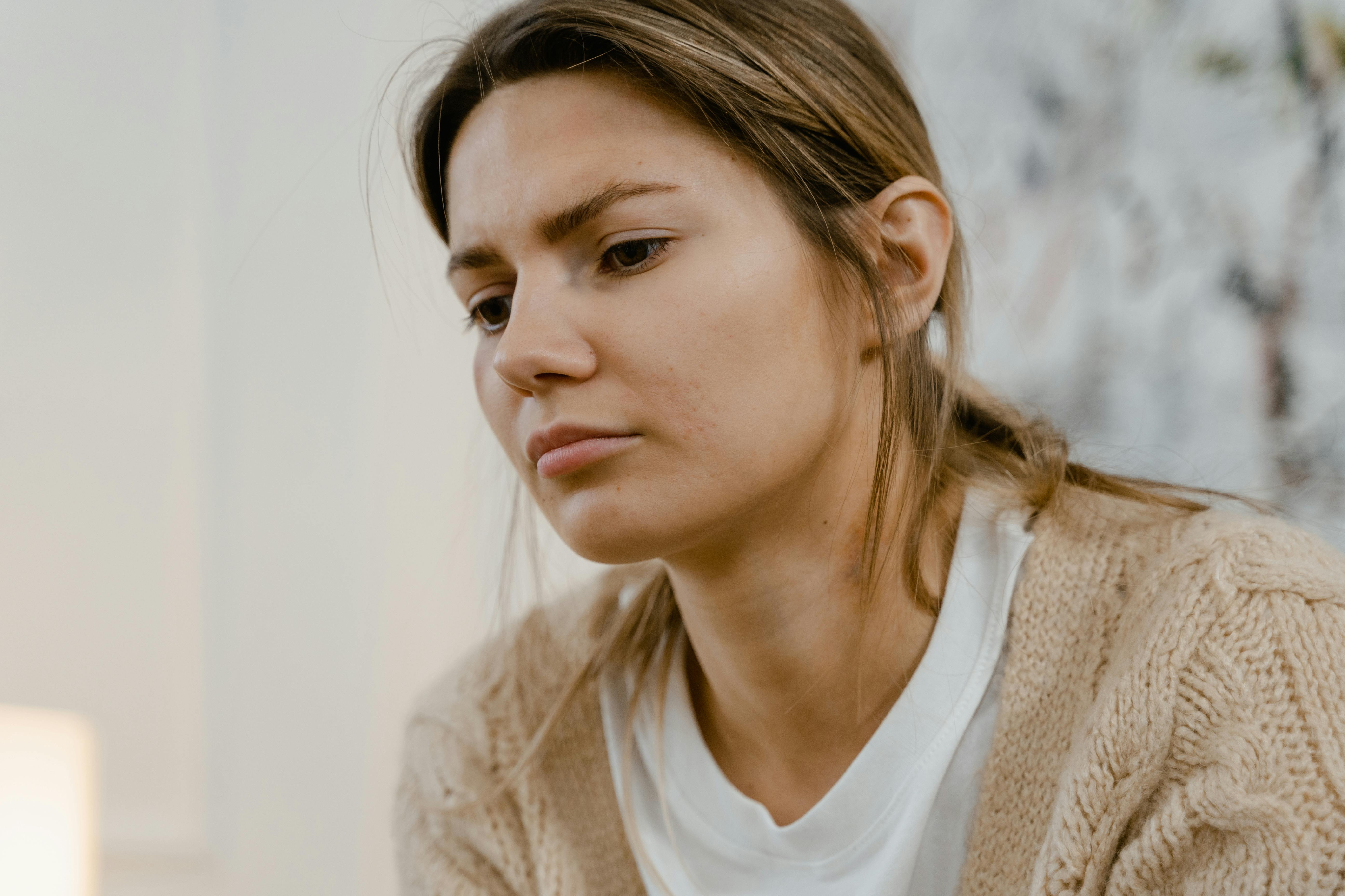 A sad blond woman | Source: Pexels