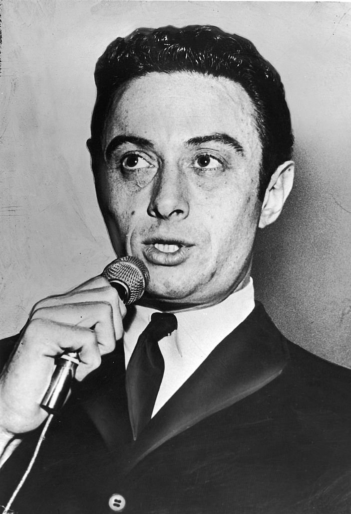 American comedian Lenny Bruce (1925 - 1966) holds a microphone while performing, circa 1950. | Photo: Getty Images