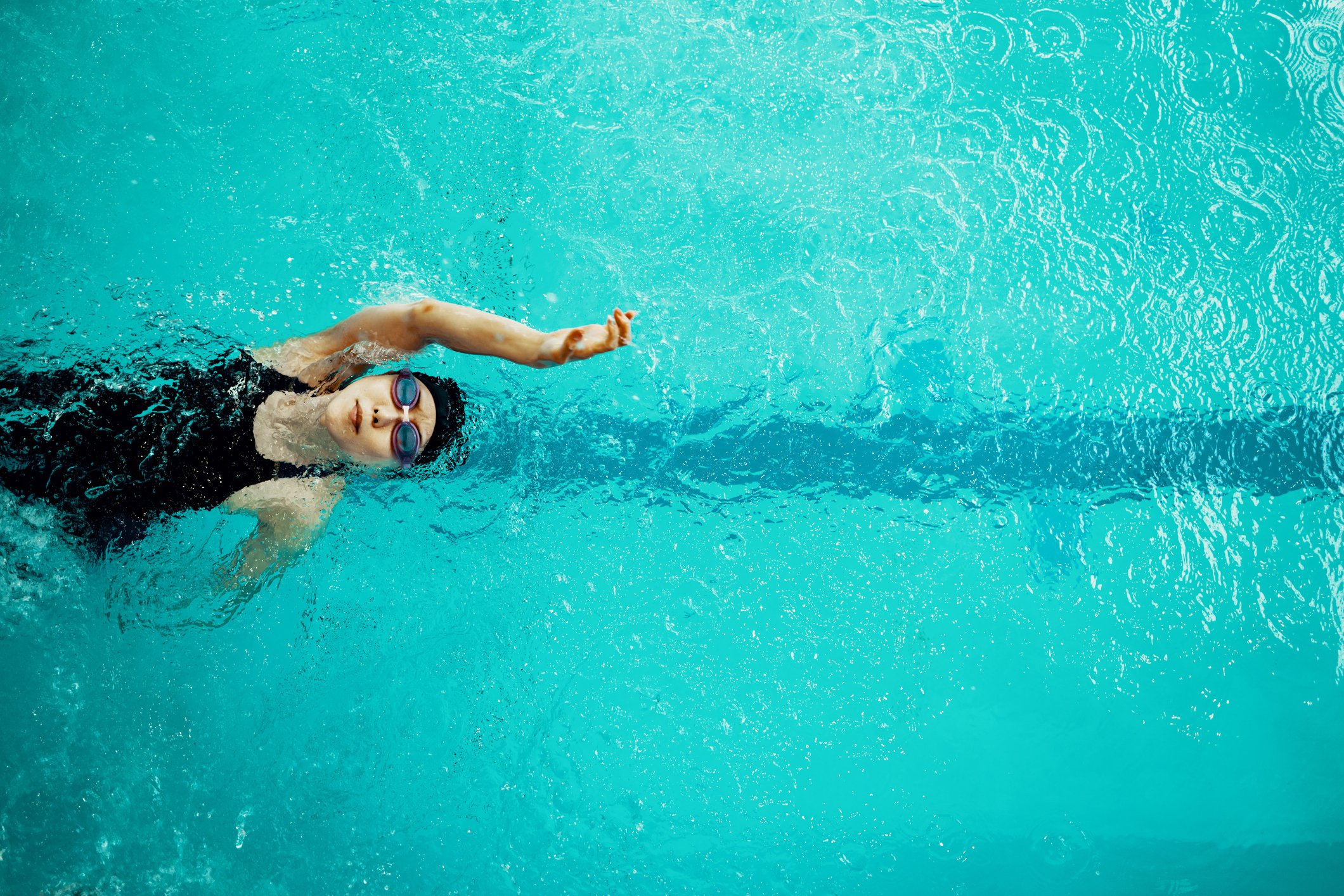 Frau, die in einem Becken für Wettkampfschwimmen trainiert | Quelle: Getty Images