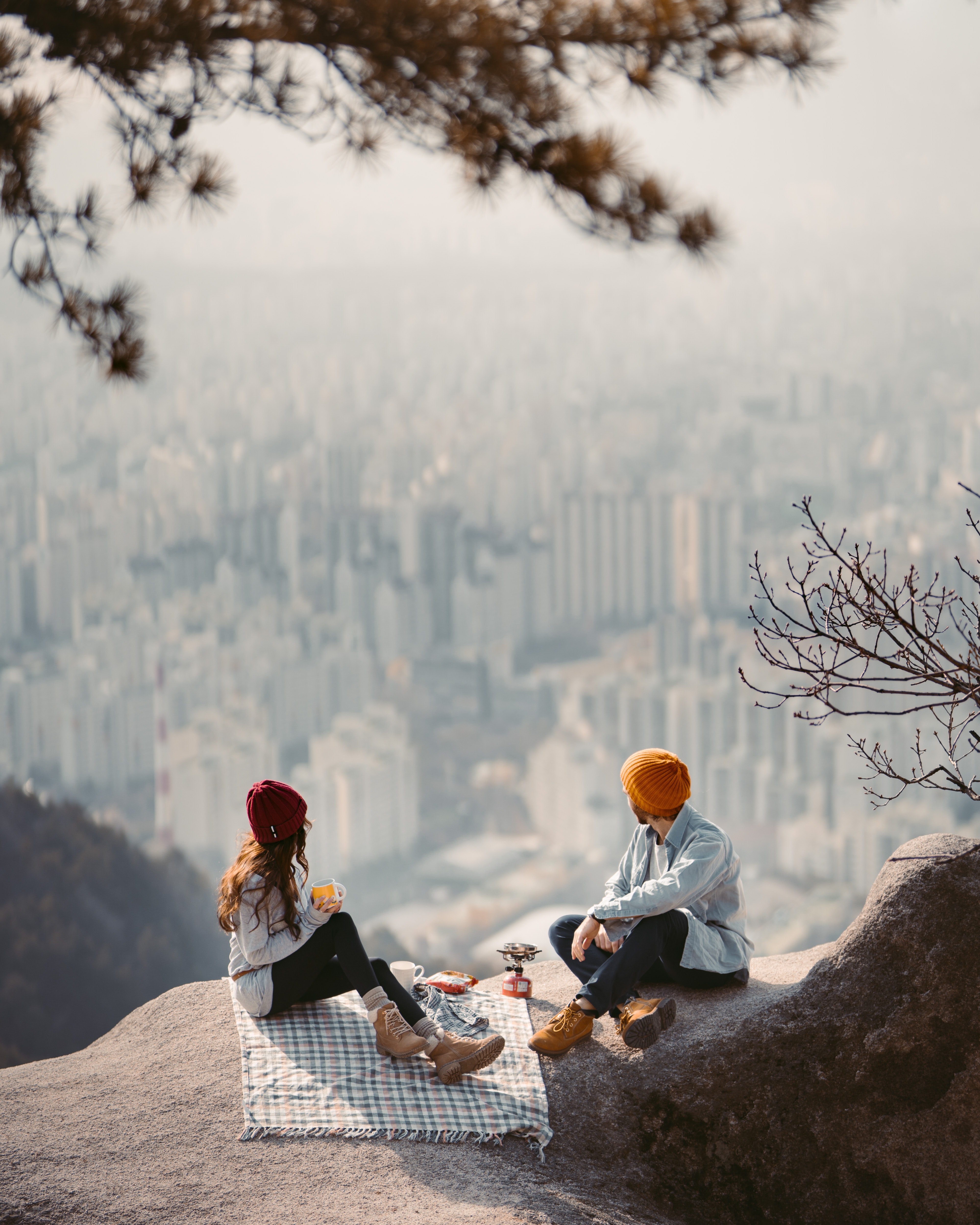 A couple having a picnic on a cliff. | Source: Pexels
