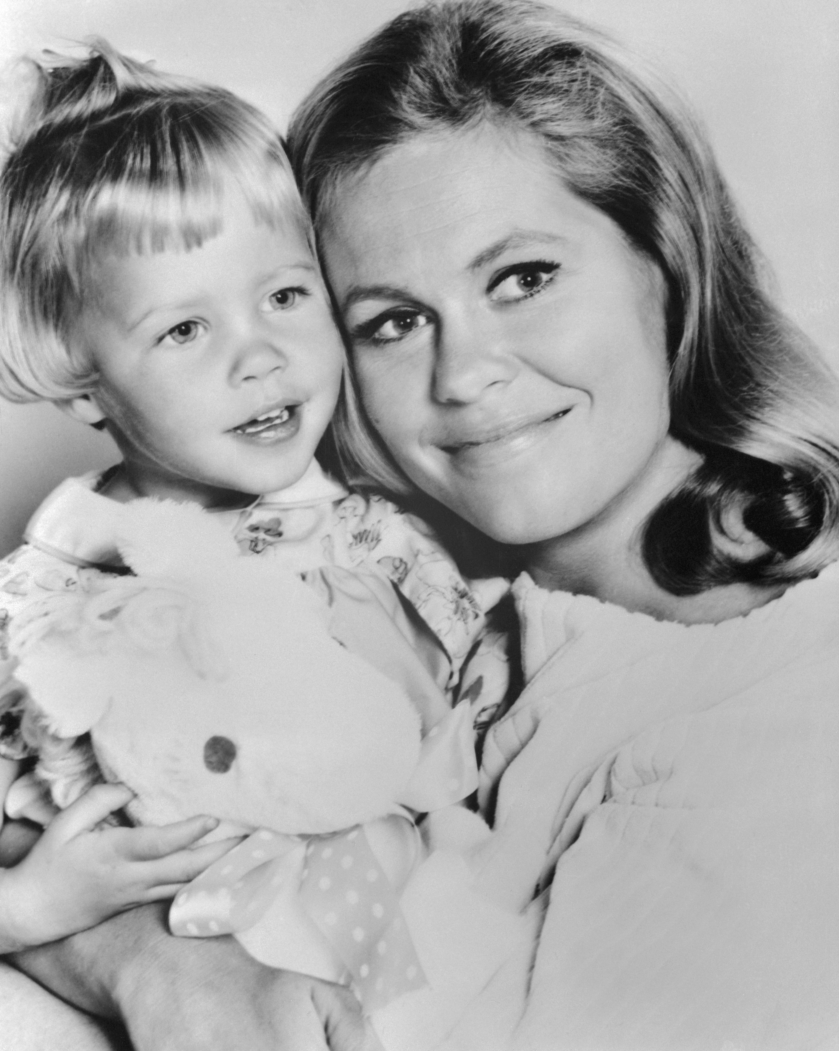 The former child actor with her TV mother in "Bewitched" in 1968 | Source: Getty Images