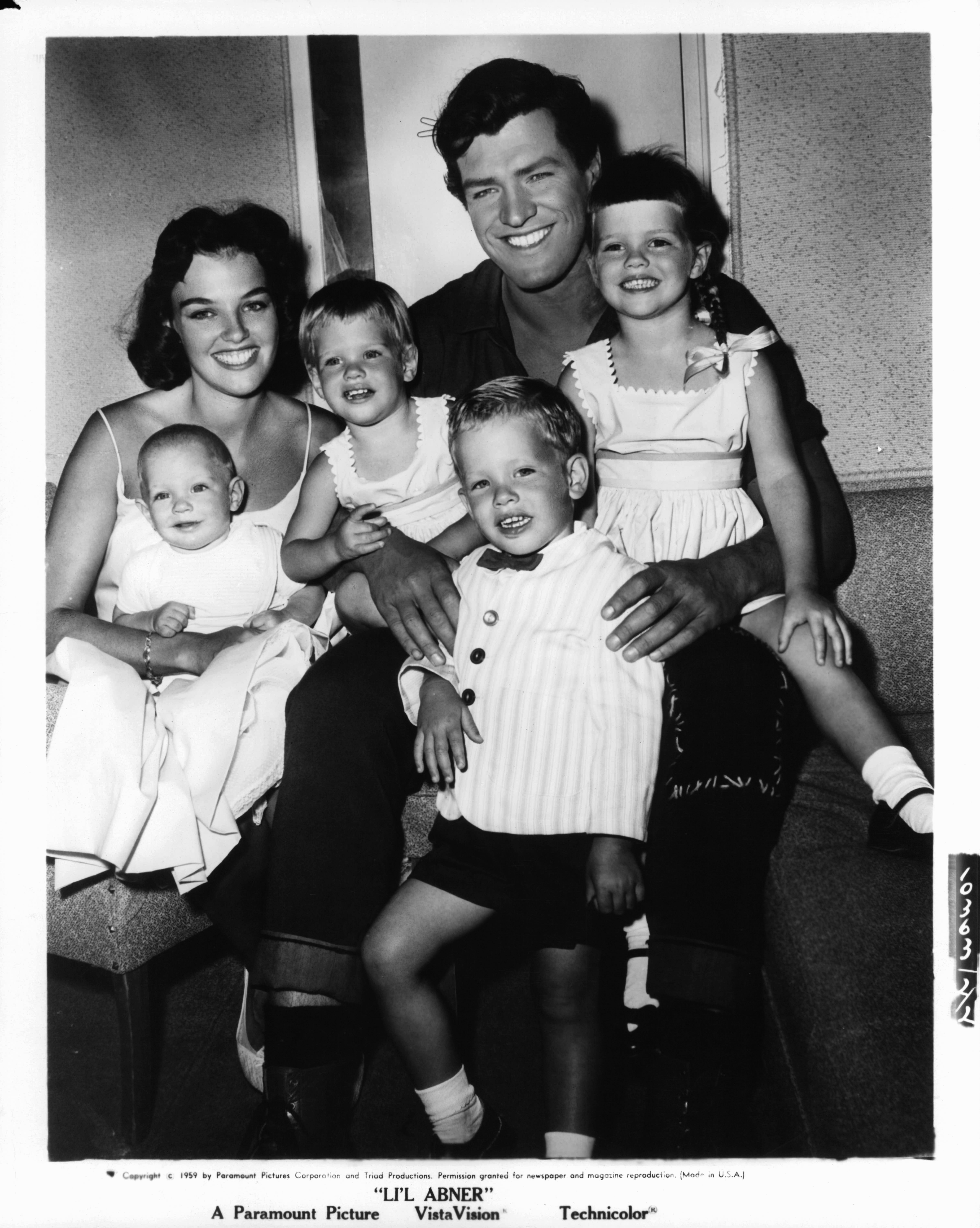 Peter Palmer with his wife Jackie and children Kathleen, Sherri, Mike, and Scott in a publicity portrait for the film "Li'l Abner" in 1959 | Photo: Paramount/Getty Images
