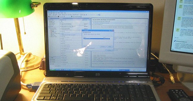 Una computadora portátil sobre un escritorio. | Foto: Flickr/Andre Theus