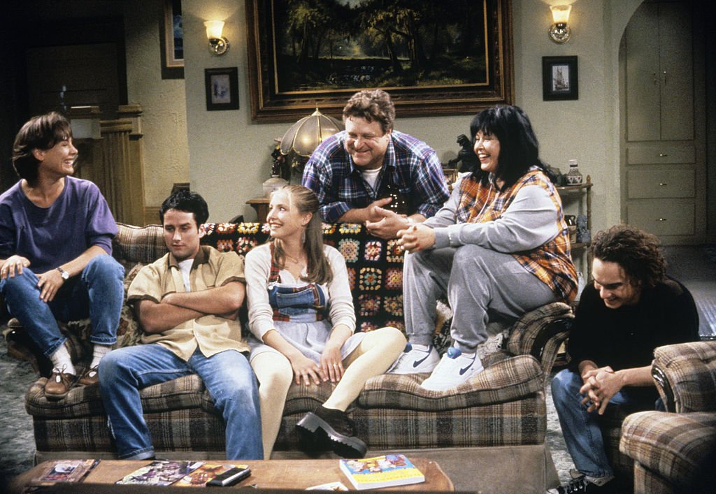 , Laurie Metcalf (Jackie), Glenn Quinn (Mark), Sarah Chalke (Becky), John Goodman (Dan), Roseanne Barr (Roseanne), Johnny Galecki (David) on "Roseanne". | Source: Getty Images