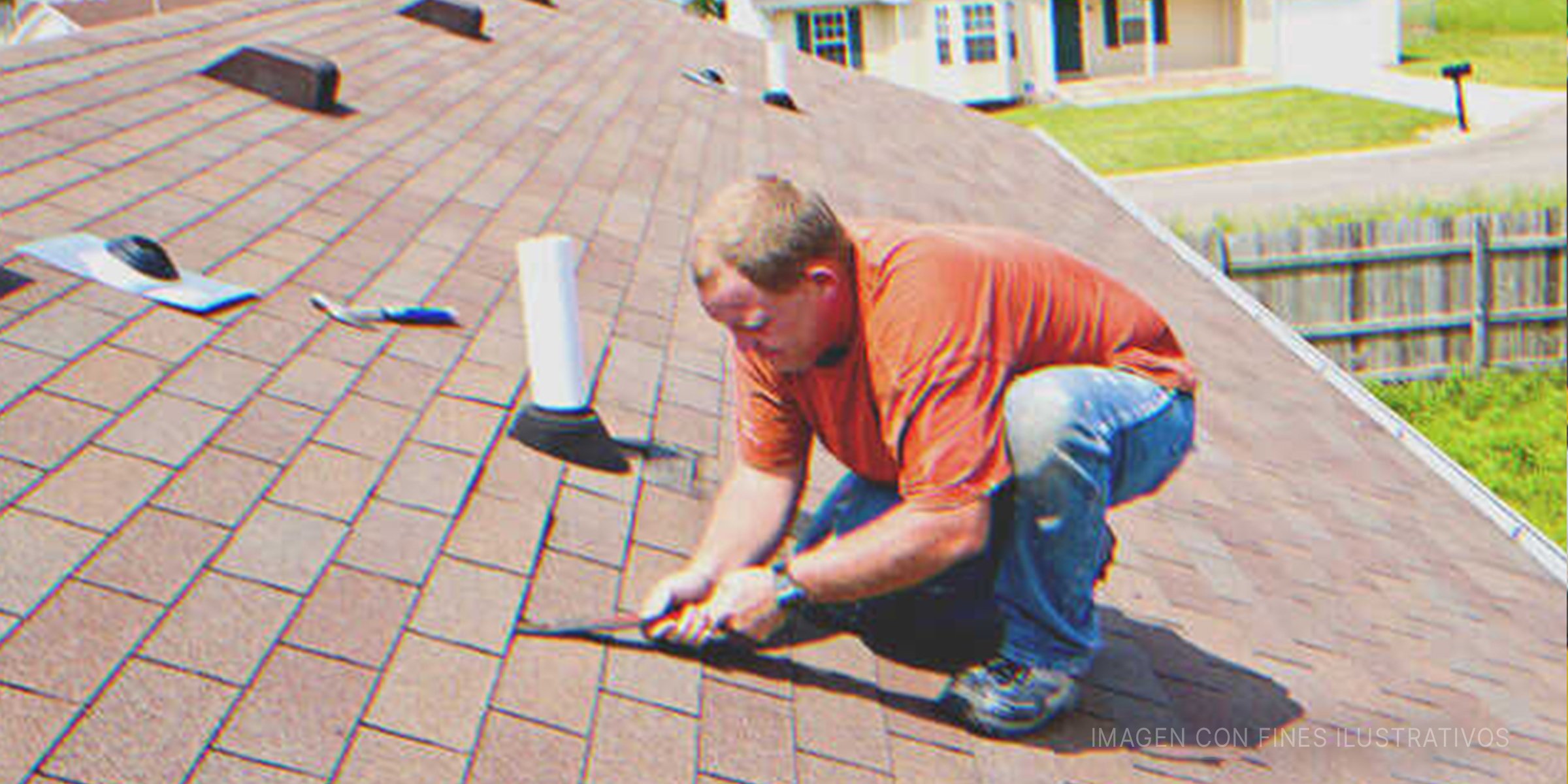Hombre reparando el techo de la casa | Foto: Shutterstock