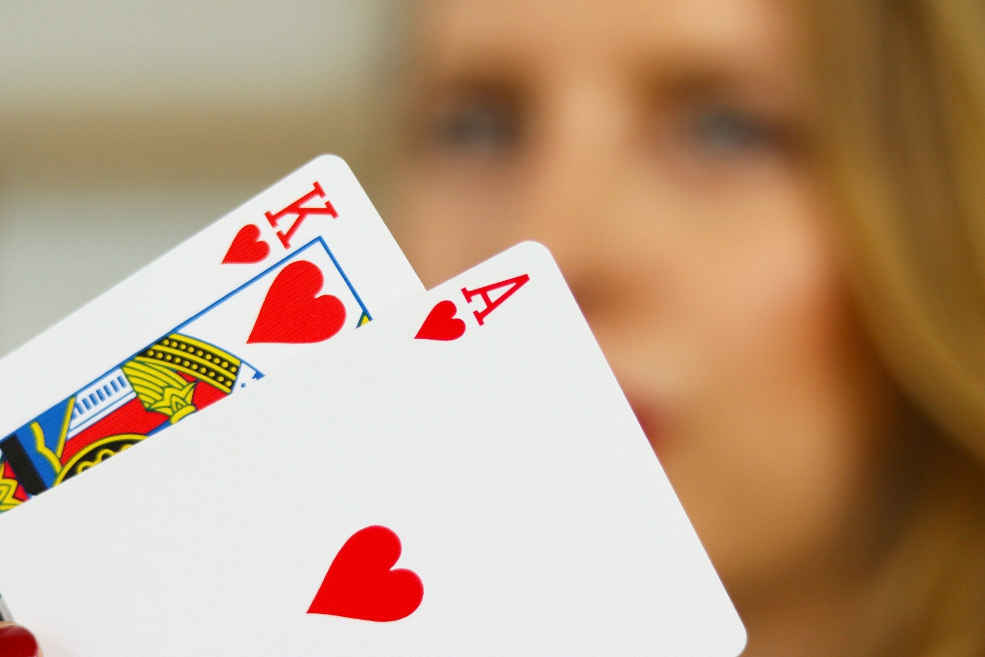Mujer jugando juegos de cartas. | Foto: Pixabay