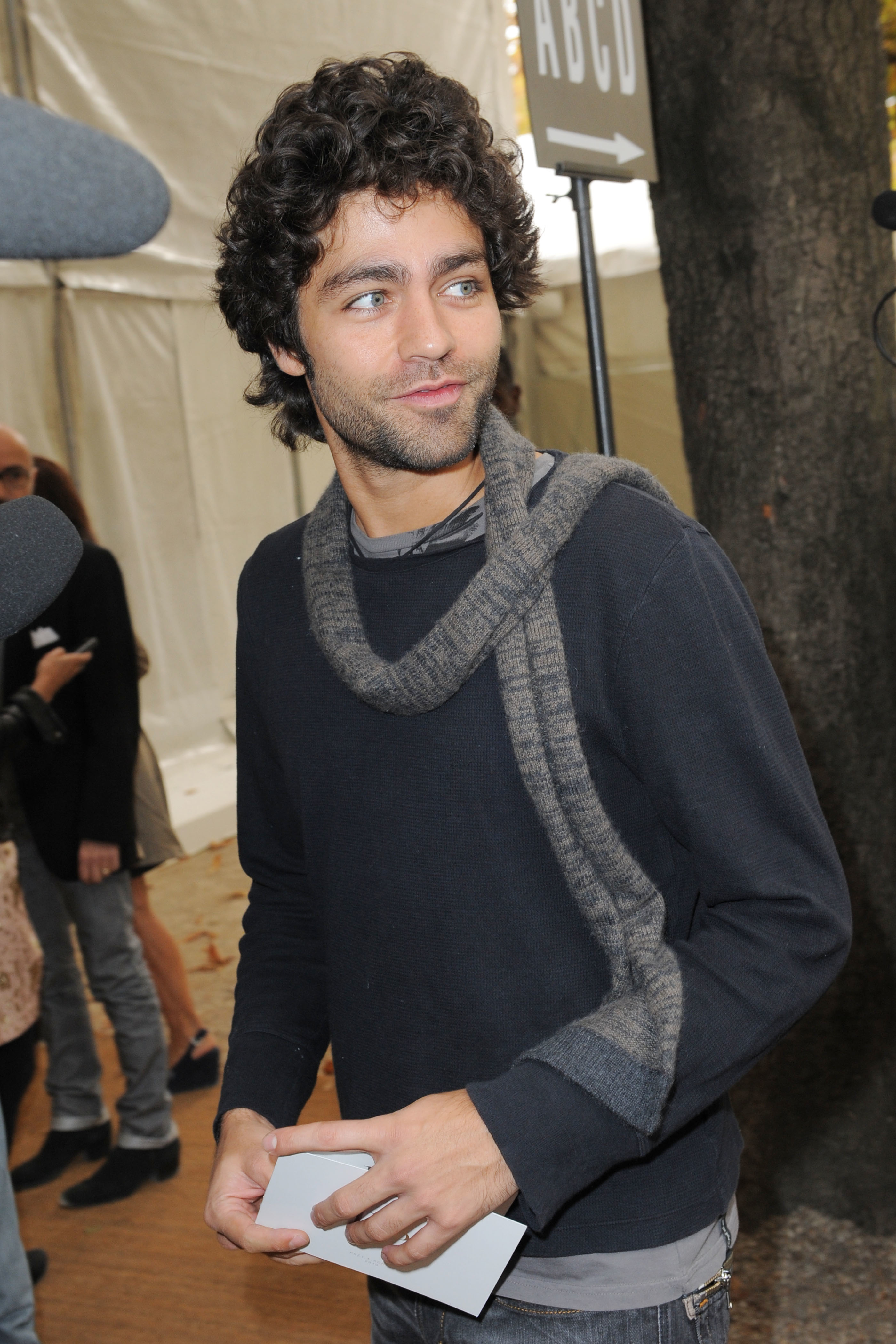 Adrian Grenier attends the Christian Dior Pret a Porter show as part of the Paris Womenswear Fashion Week Spring/Summer 2010 | Source: Getty Images