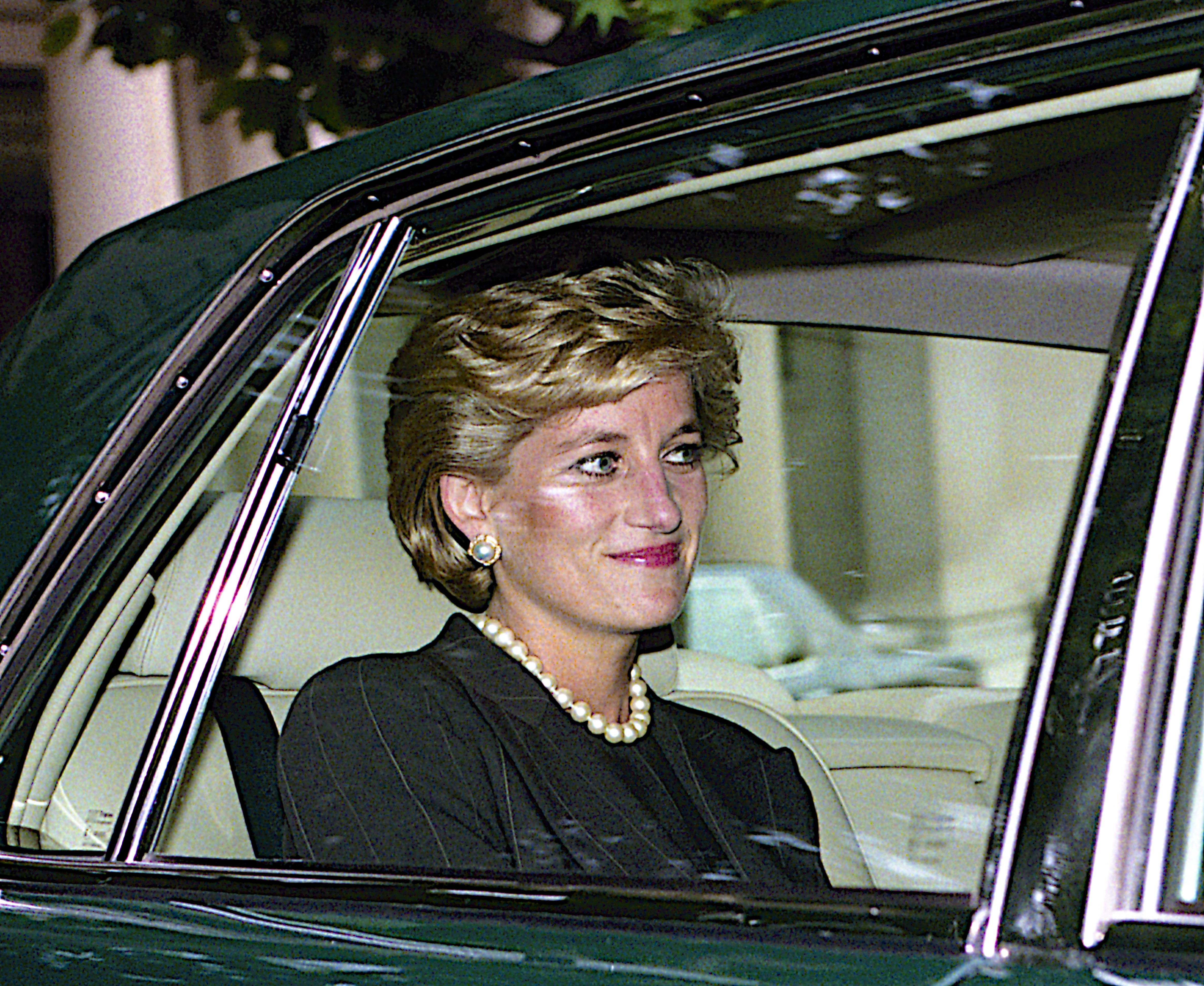 Diana, Princess of Wales leaves the Brazilian Ambassador's residence enroute to the White House. 24 September 1996, Washington, D.C. | Source: Getty Images 