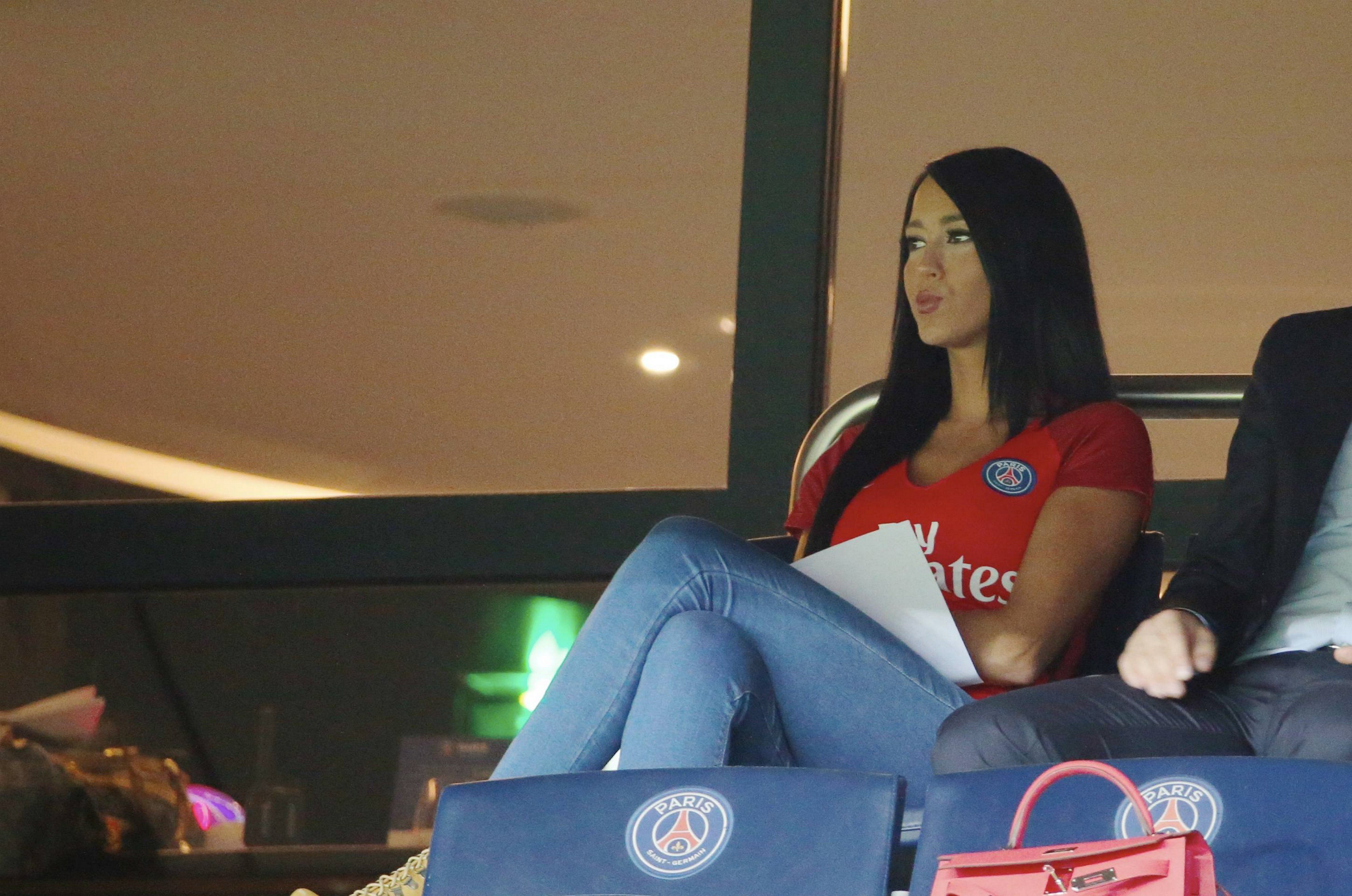 Aurah Ruiz en partido de la Liga 1 de Francia entre el Paris Saint-Germain y el AS Saint-Etienne, en Parc des Prices, París, Francia, en septiembre de 2016 || Fuente: Getty Images Aurah Ruiz en partido de la Liga 1 de Francia entre el Paris Saint-Germain y el AS Saint-Etienne, en Parc des Prices, París, Francia, en septiembre de 2016 || Fuente: Getty Images