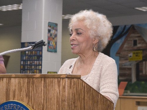 Ruby Dee speaks to attendees at a special luncheon. | Source: Wikimedia Commons