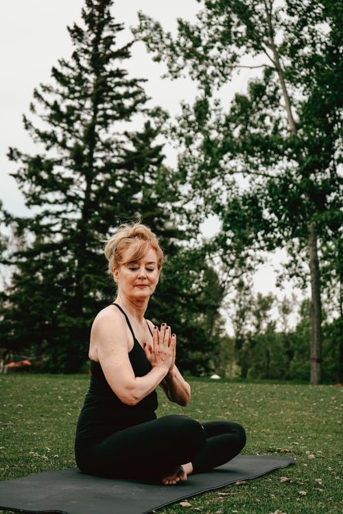 Une femme qui fait de la méditation. | Photo : Getty Images