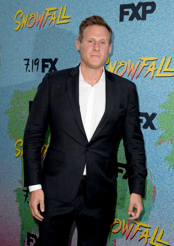 Trevor Engelson arrive à la première de la saison 2 de "Snowfall" de FX. | Photo : Getty Images
