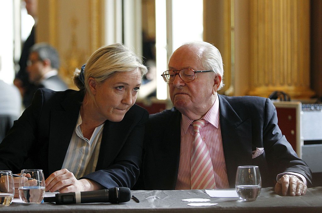 ean-Marie Le Pen (à droite), fondateur et président d'honneur du Front national (FN) français, et sa fille, la présidente du parti FN, Marine Le Pen, assistent à une conférence de presse pour présenter leur campagne électorale pour les élections européennes du 22 avril. 2014 à Paris, France. І Source : Getty Images