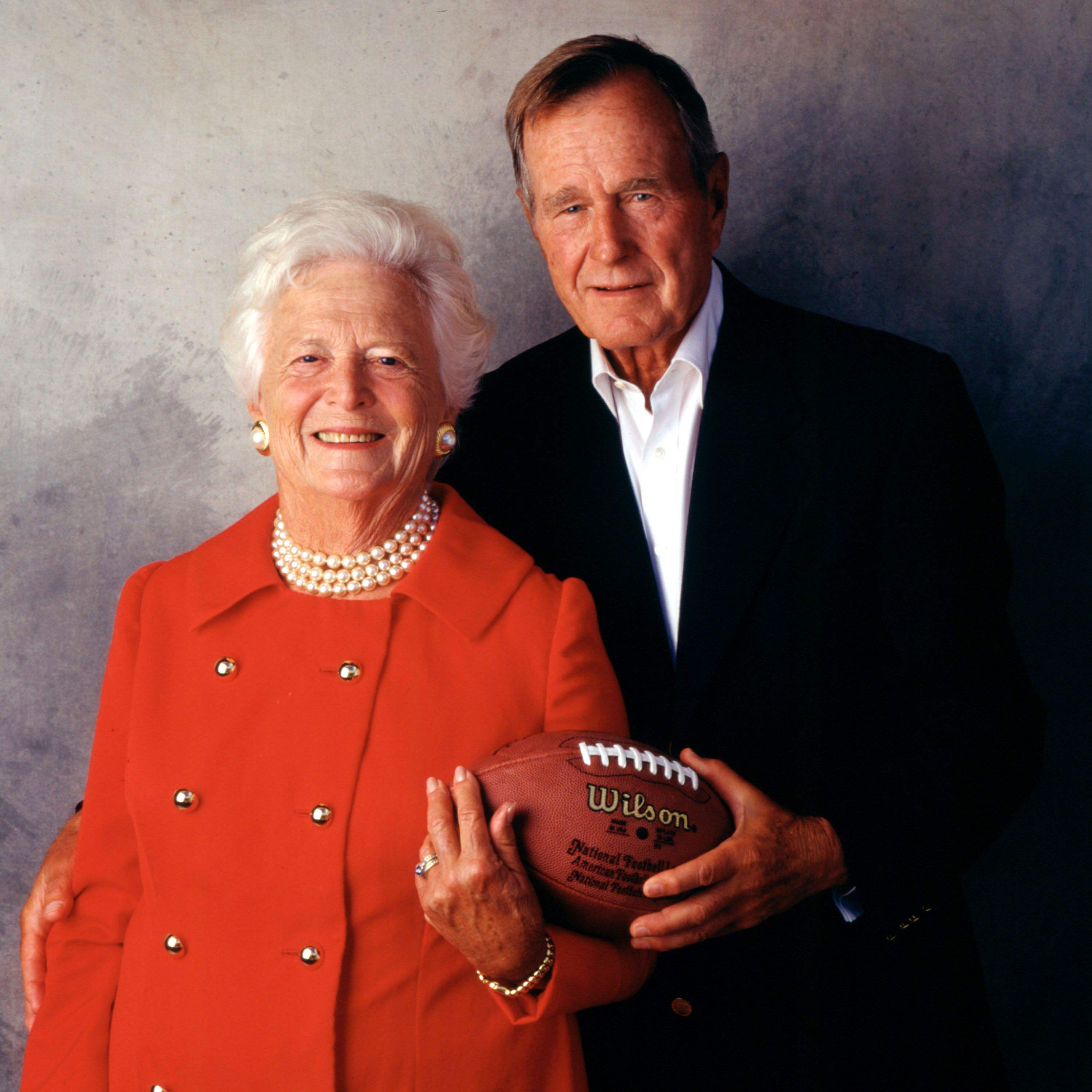 Former President George Bush and Barbara Bush photographed on August 23, 2001, in Houston, Texas. | Source: Getty Images