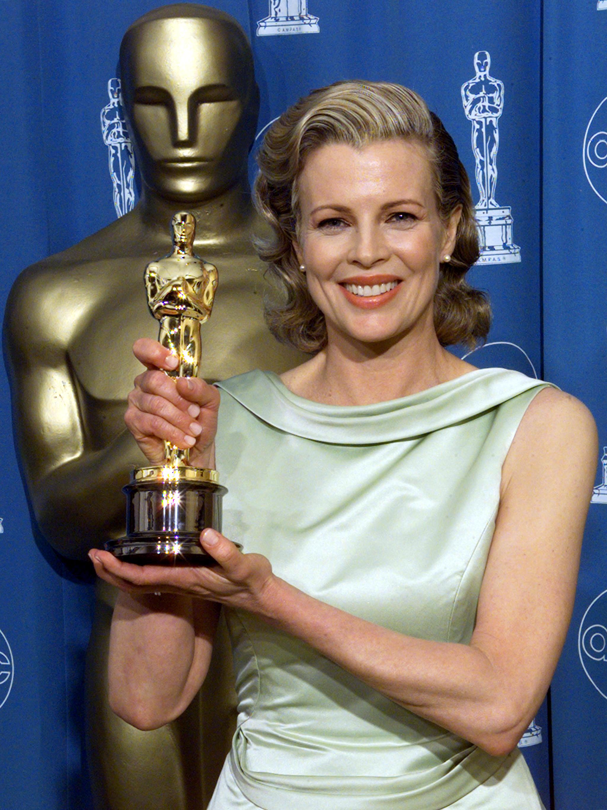 Kim Basinger with her Oscar on March 23, 1998, at the 70th Annual Academy Awards, at the Shrine Auditorium, in Los Angeles | Source: Getty Images