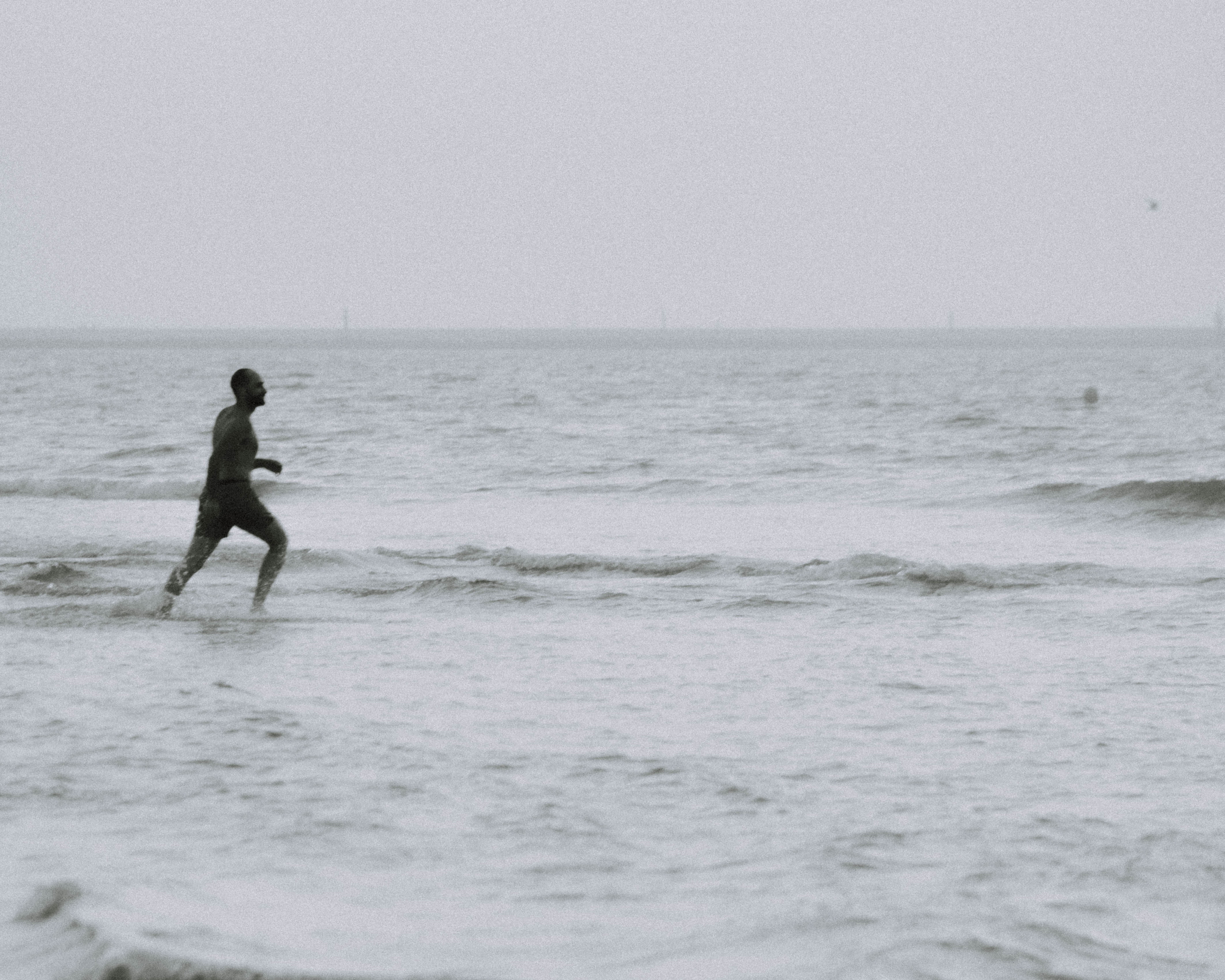 OP rushes to save the drowning girl | Photo: Pexels