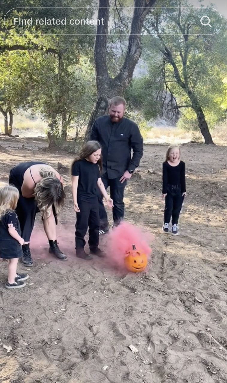 Kendra Evens with her husband and daughters, dated September 17, 2023. | Source: tiktok.com/@dailydoseofmygirlgang