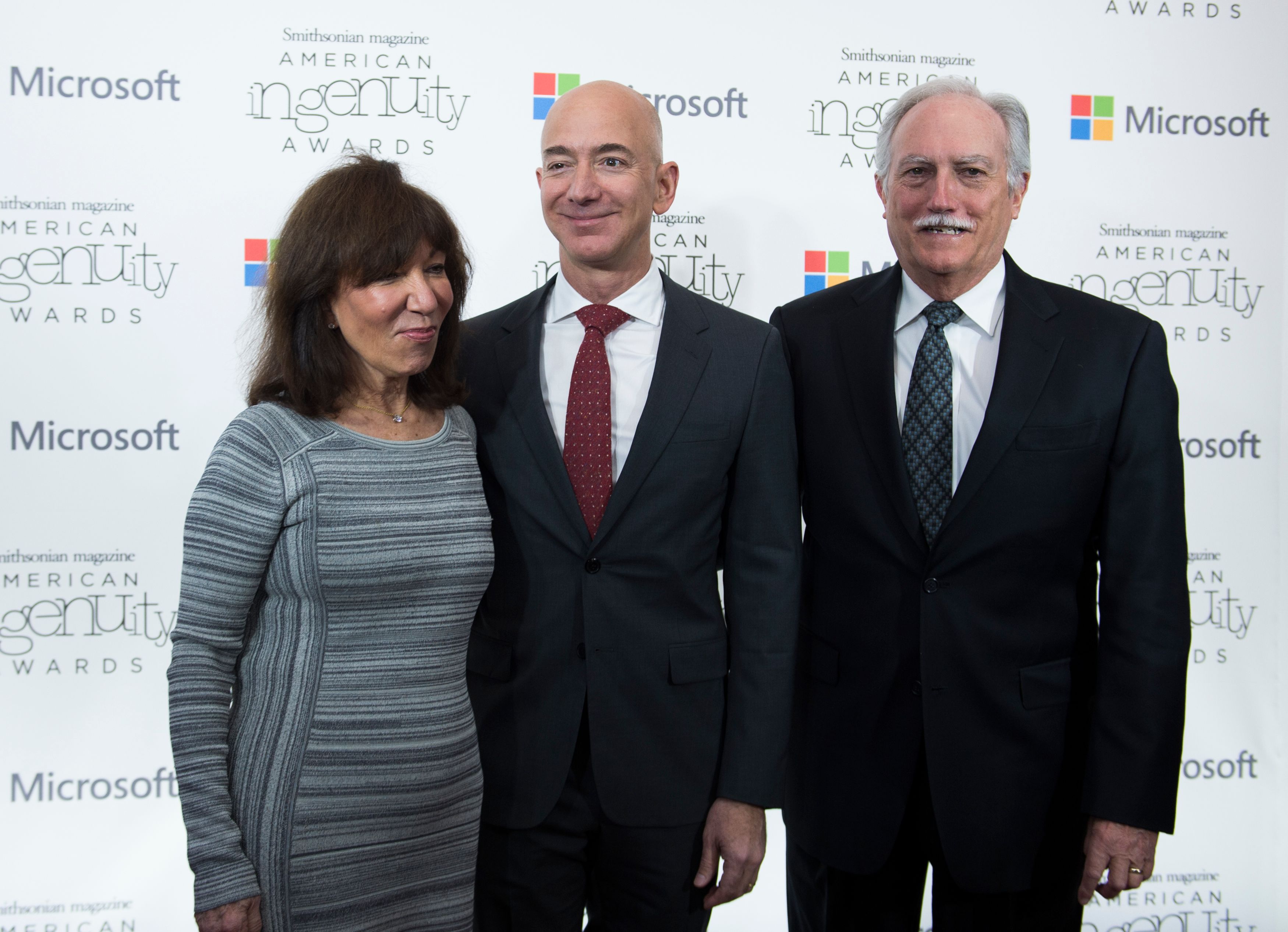 Jeff Bezos poses with his parents, Jackie and Mike Bezos, at the Smithsonian Magazine's 2016 American Ingenuity Awards in Washington, D.C., on December 8, 2016 | Source: Getty Images