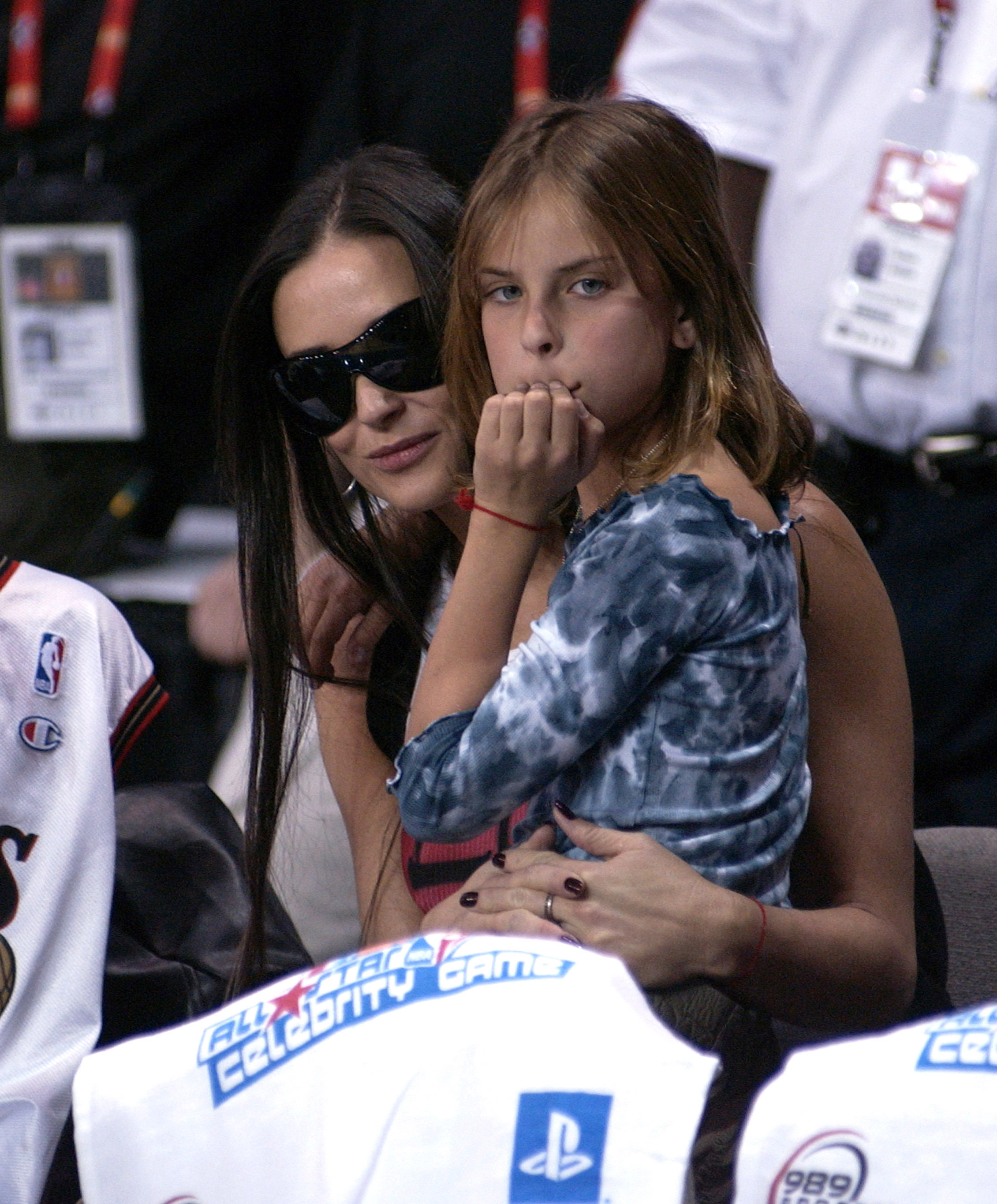 Demi Moore and her daughter Tallulah Belle Willis during the NBA All-Star Celebrity Game in Los Angeles, California, on February 14, 2004 | Source: Getty Images