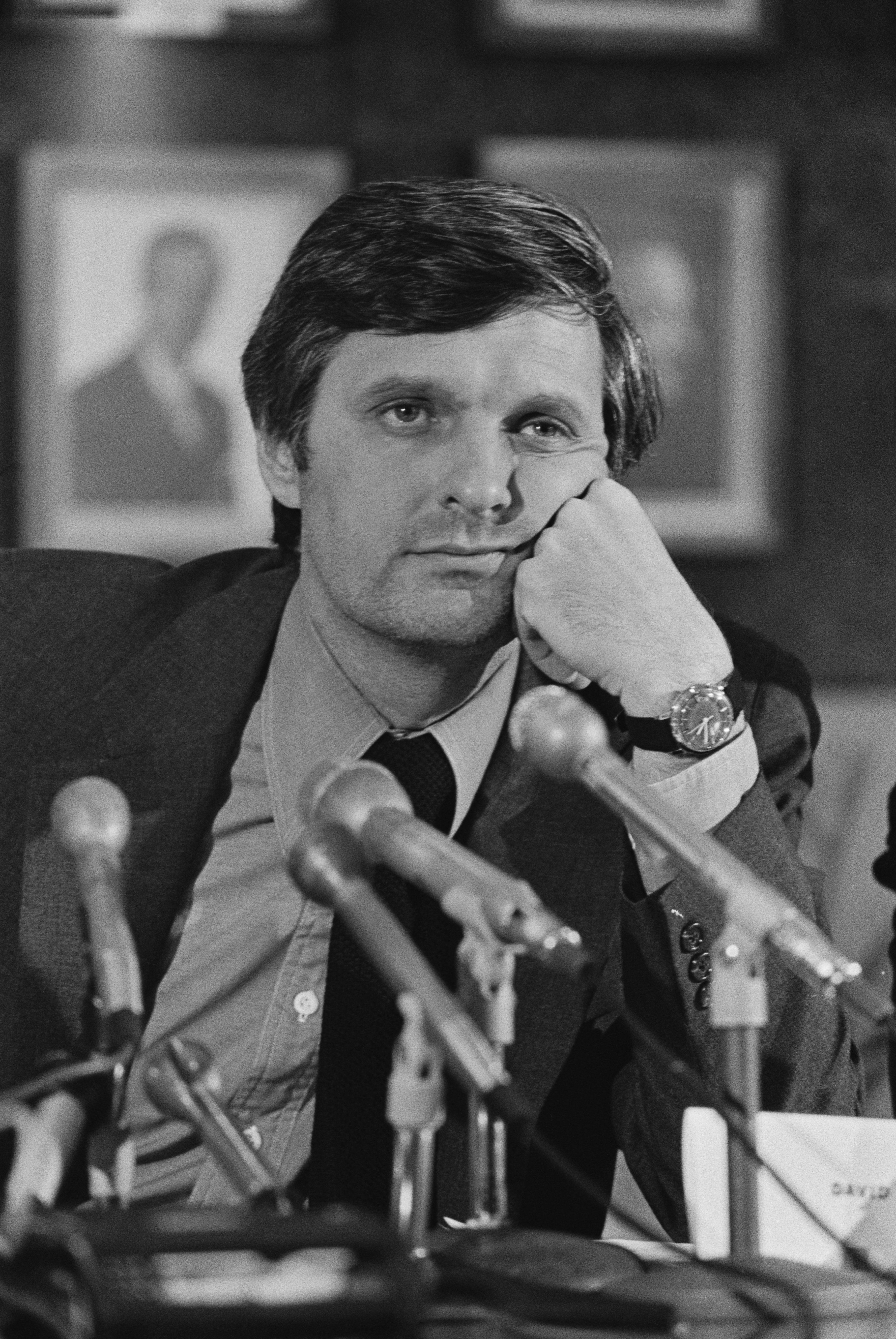 American actor Alan Alda at a press conference in Los Angeles to announce the filing of a law suit in an attempt to abolish the family viewing hour on major US television networks on October 30, 1975. | Source: Getty Images