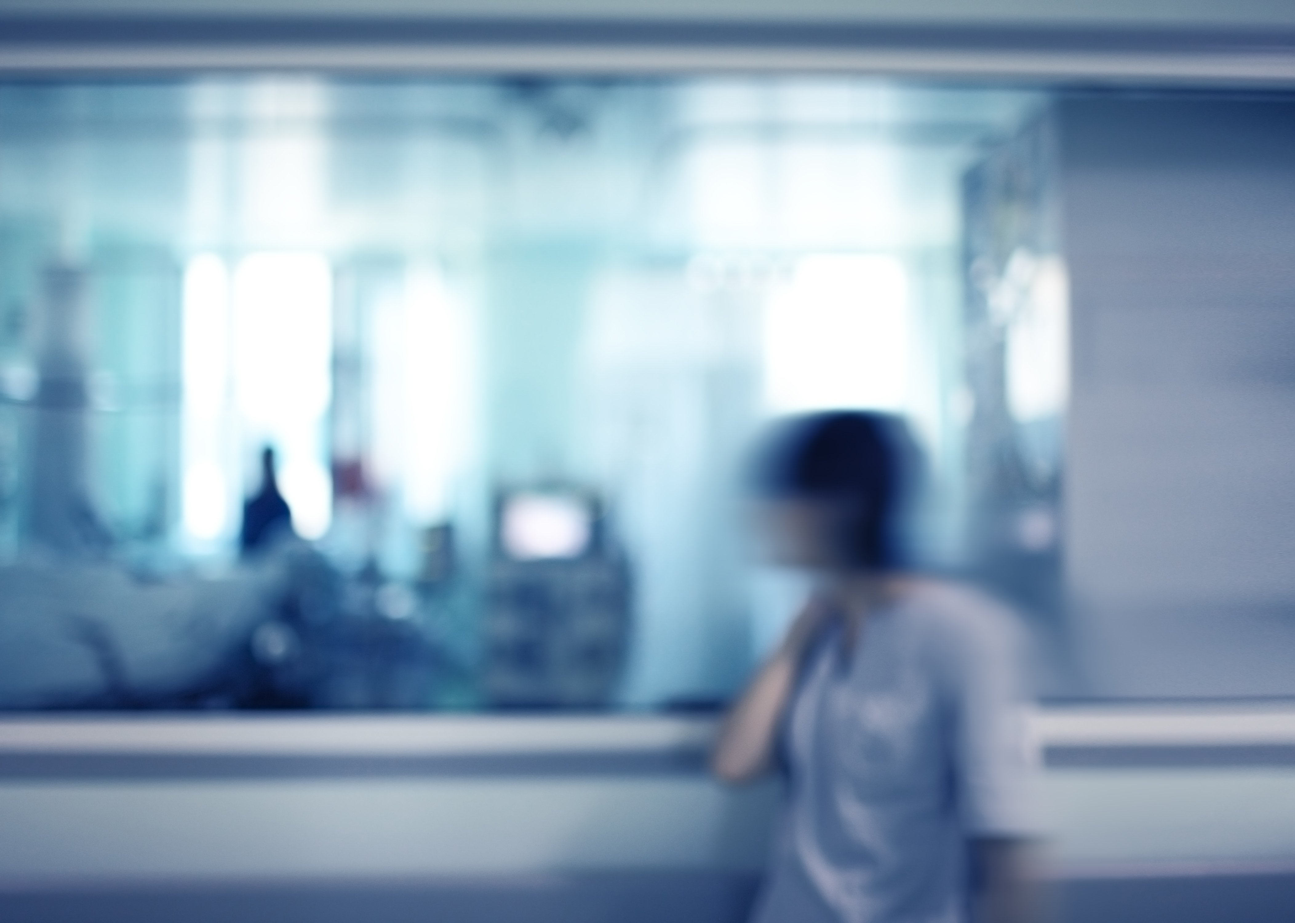 Enfermera mirando a paciente. | Foto: Shutterstock