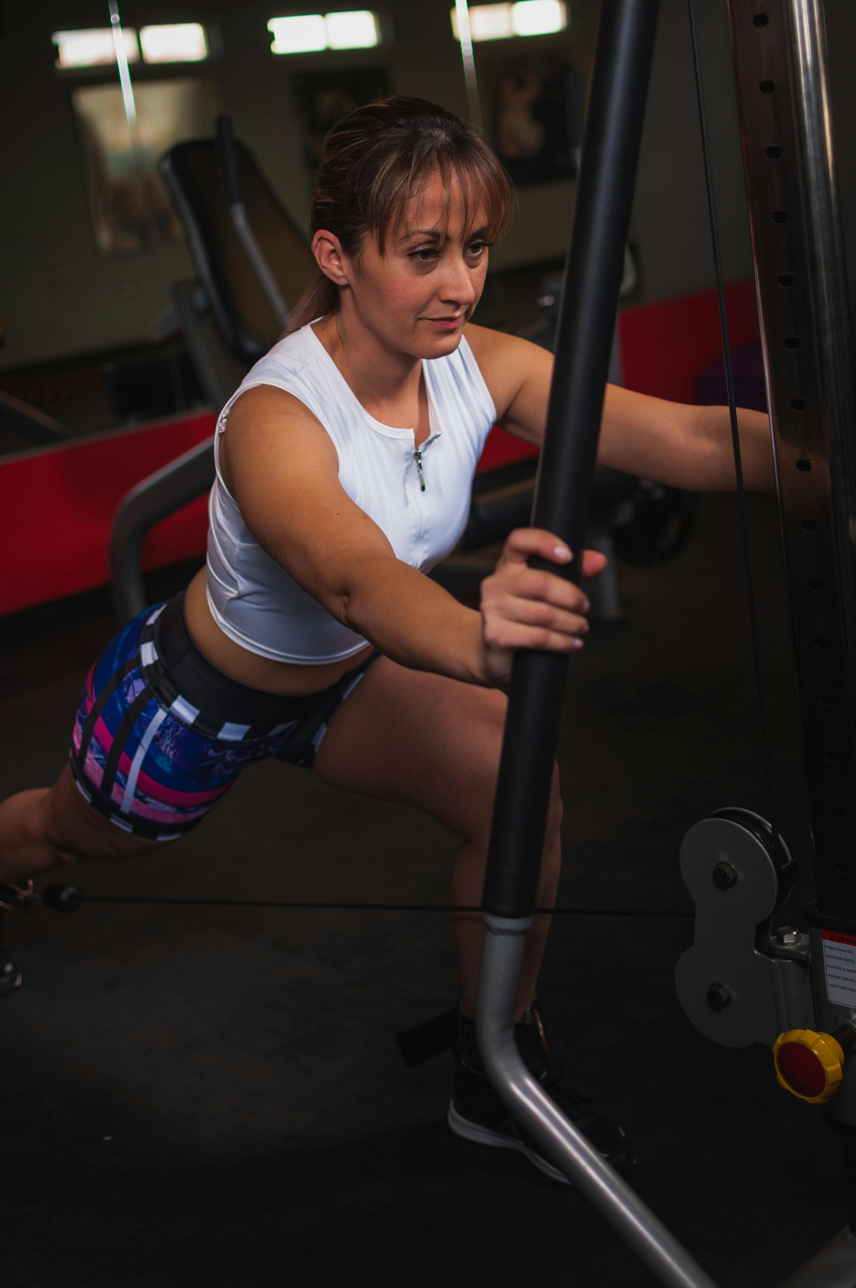 A woman working out at the gym | Source: Pexels