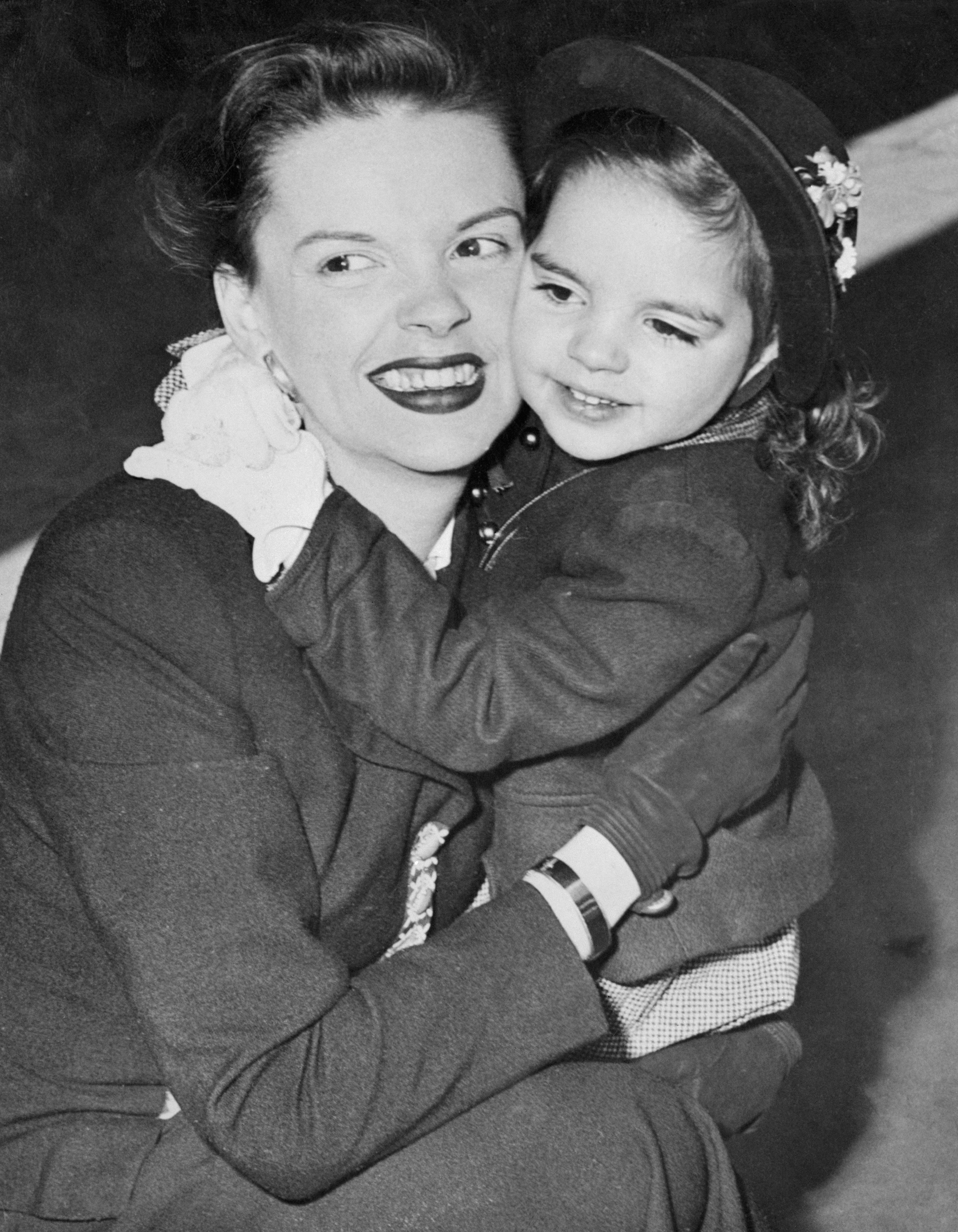 Liza Minnelli hugs her mother, Judy Garland, upon the latter's return from a rest cure. | Source: Getty Images