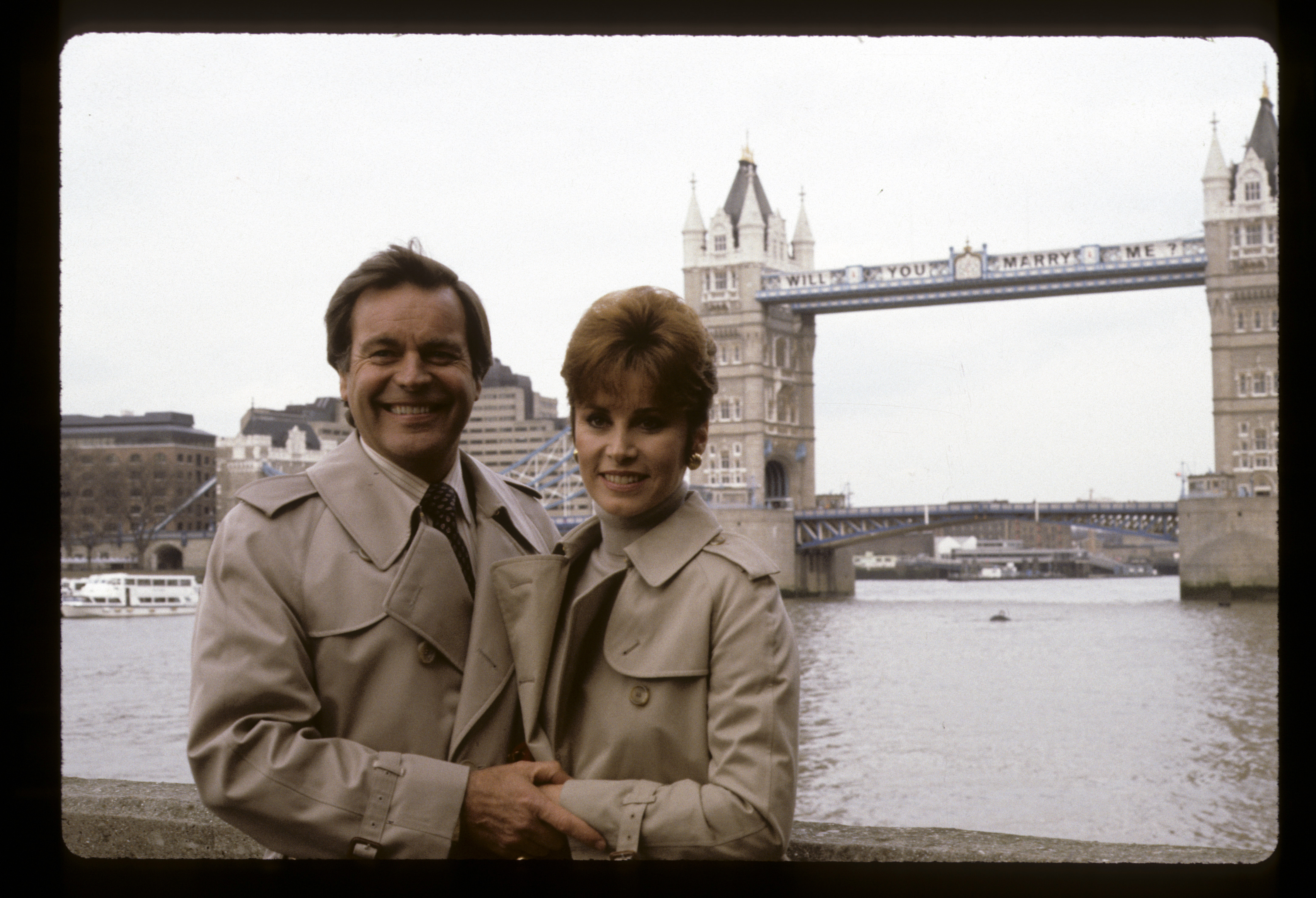 Robert Wagner and Stefanie Powers in "Hart to Hart" on September 27, 1983 | Source: Getty Images