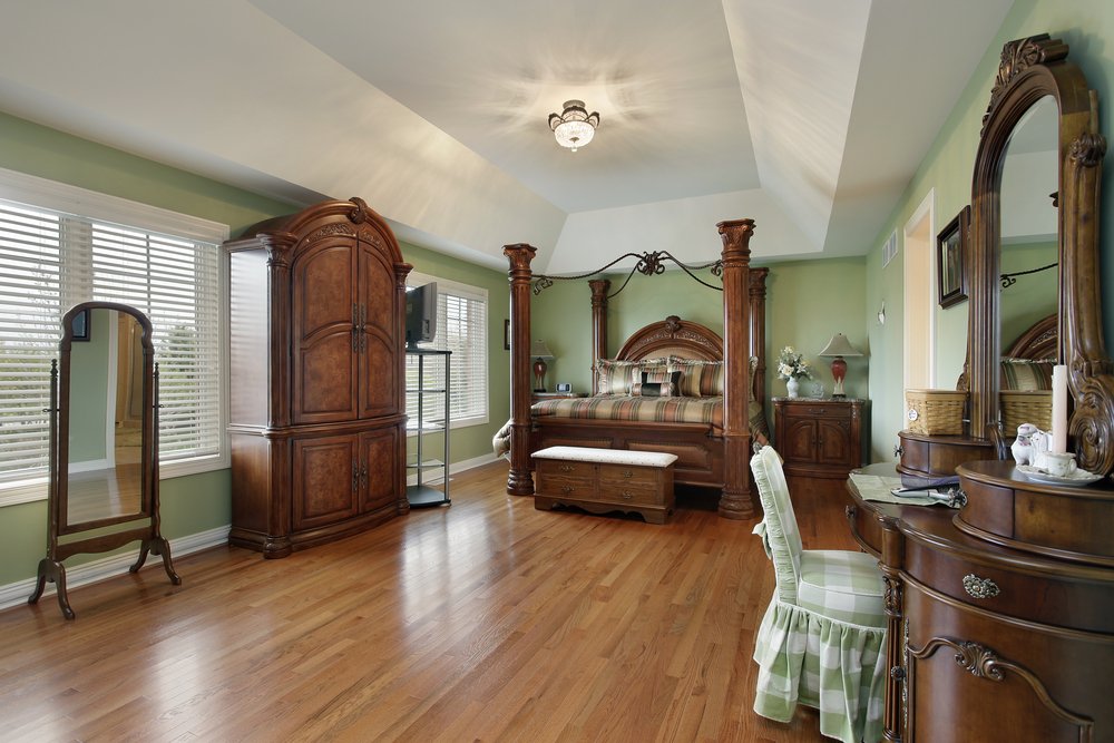 Gran dormitorio principal con cama de madera enmarcada. | Fuente: Shutterstock Gran dormitorio principal con cama de madera enmarcada. | Fuente: Shutterstock