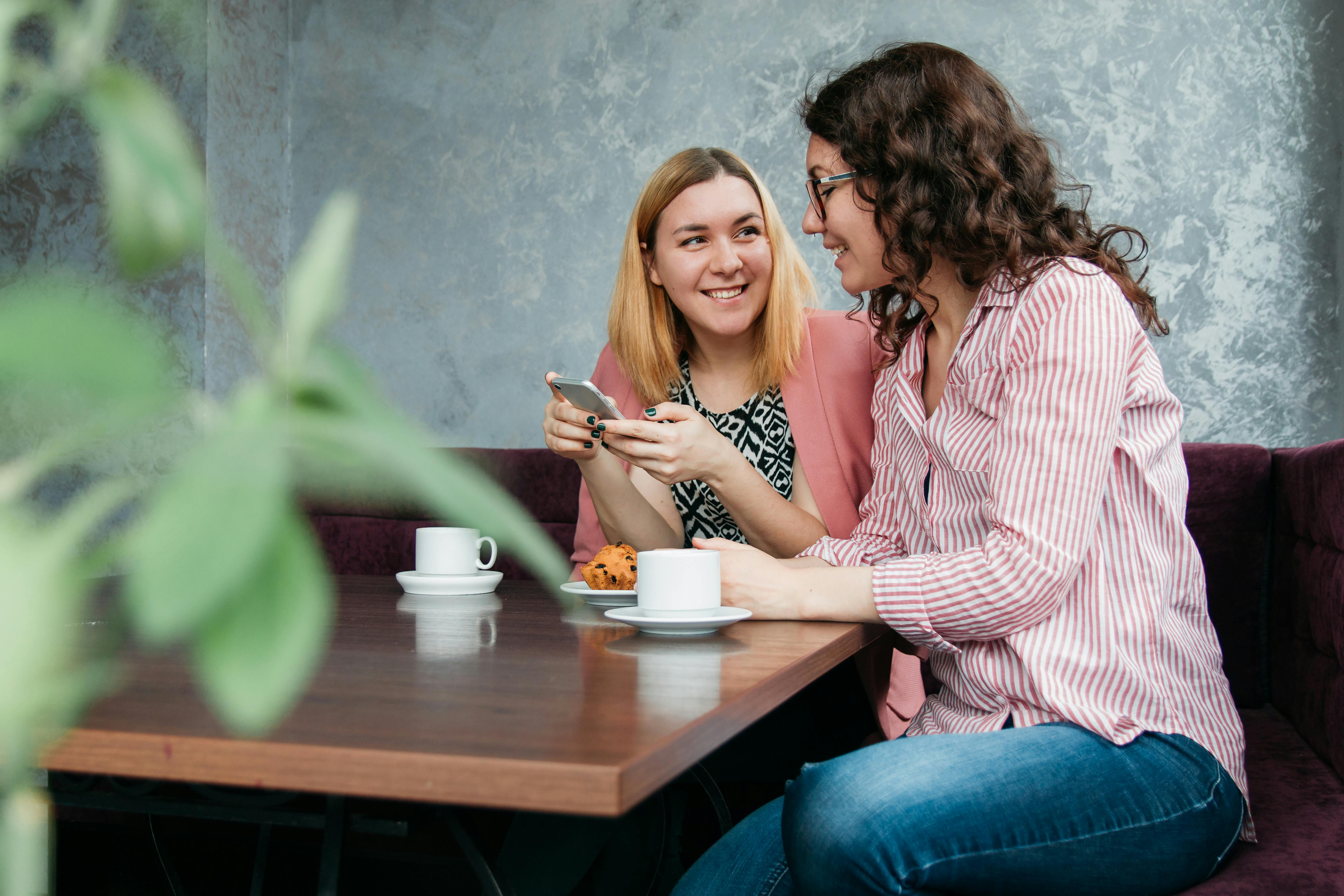 Two women share ideas in a cafe | Source: Pexels