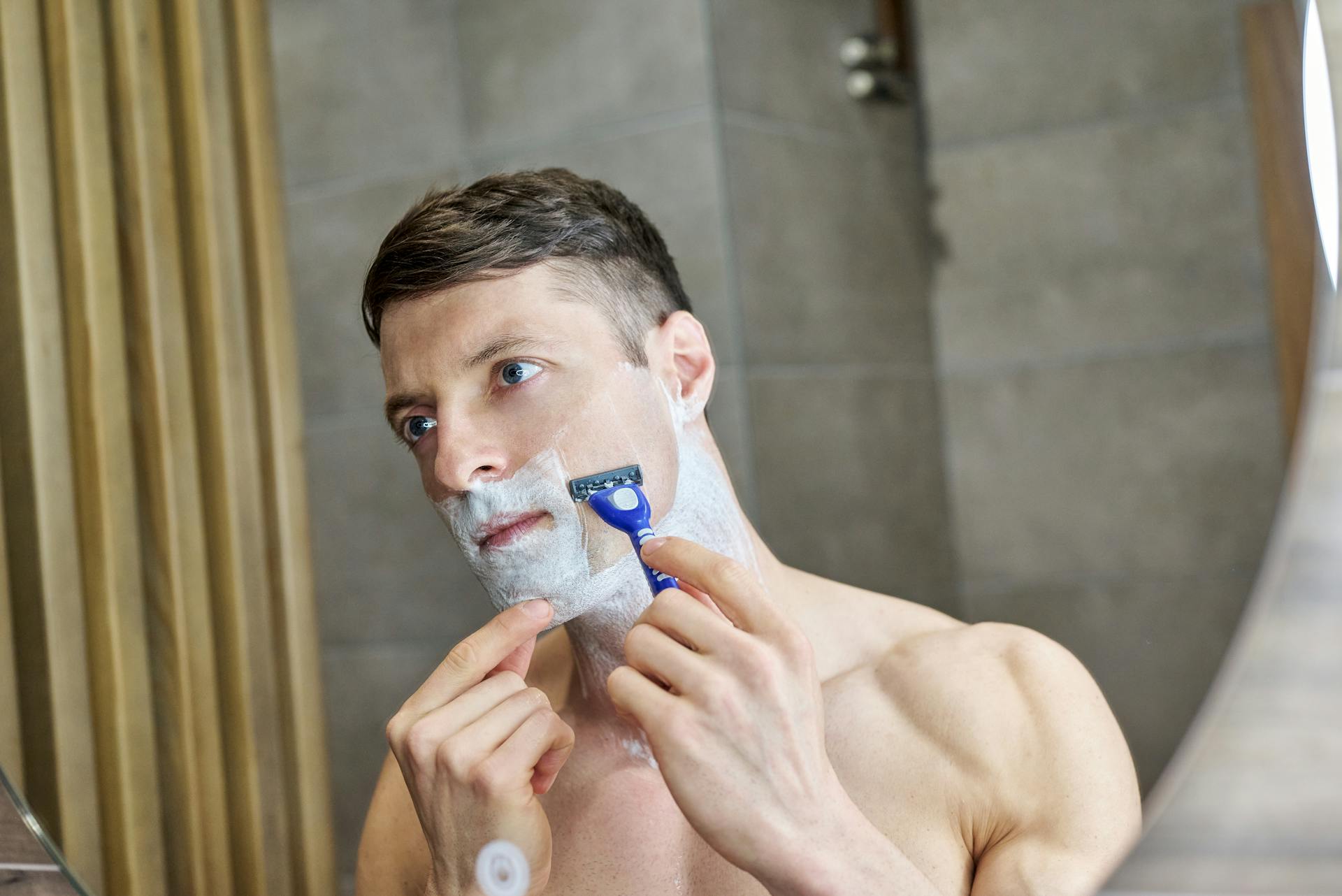 A man shaving | Source: Pexels