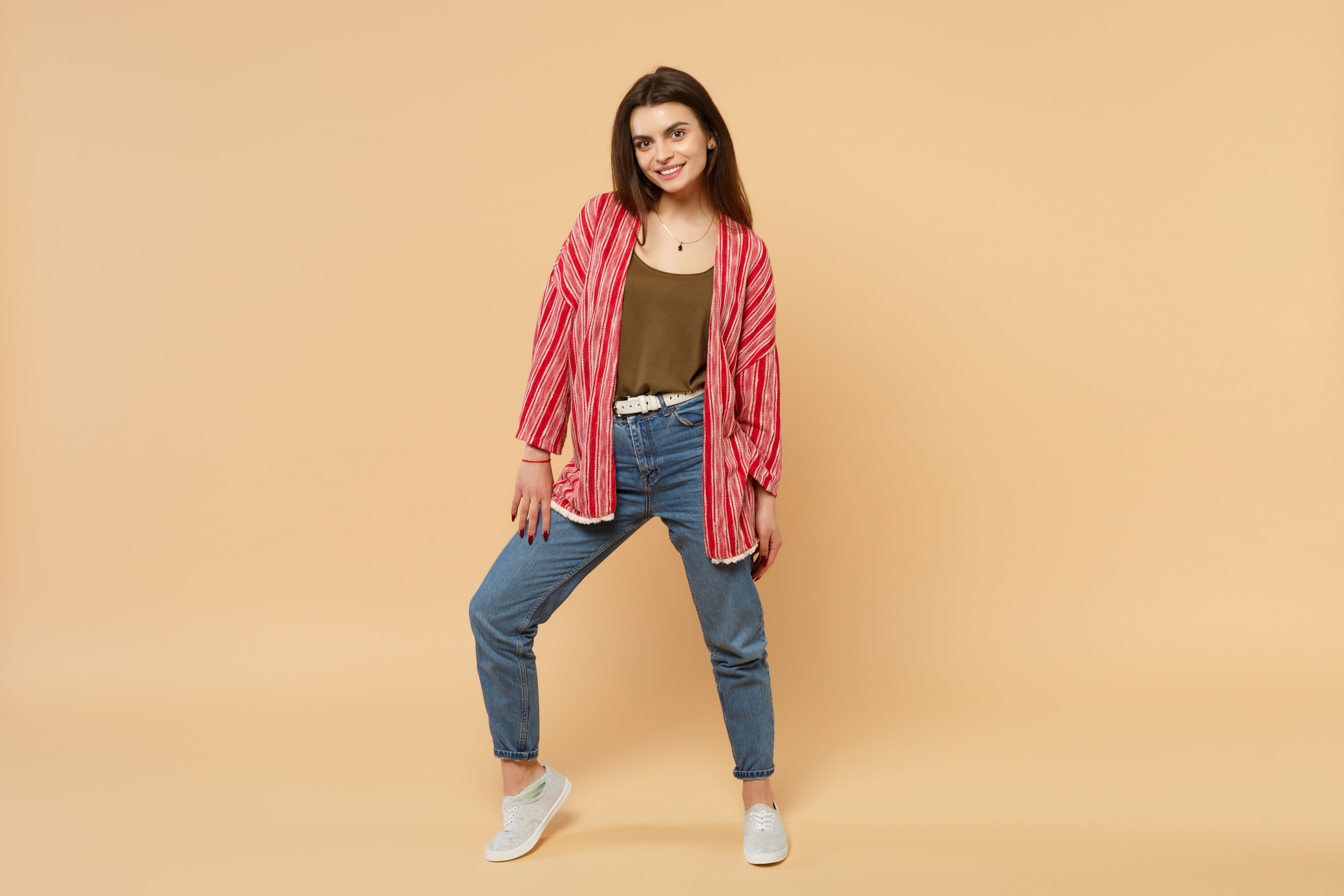 Une femme portant un jean | photo : Freepik