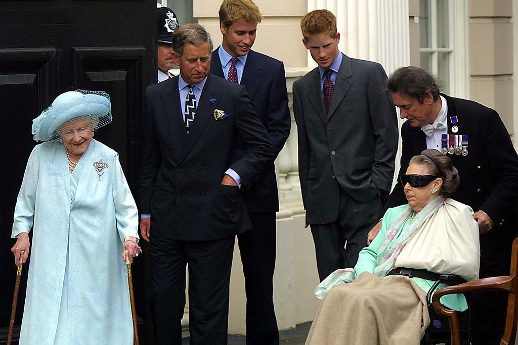 The Queen Mother watches Princess Margaret being wheeled out by stewart William Tallon, alongside Prince Charles, Prince William, and Prince Harry, August  4, 2001. | Source: Getty Images